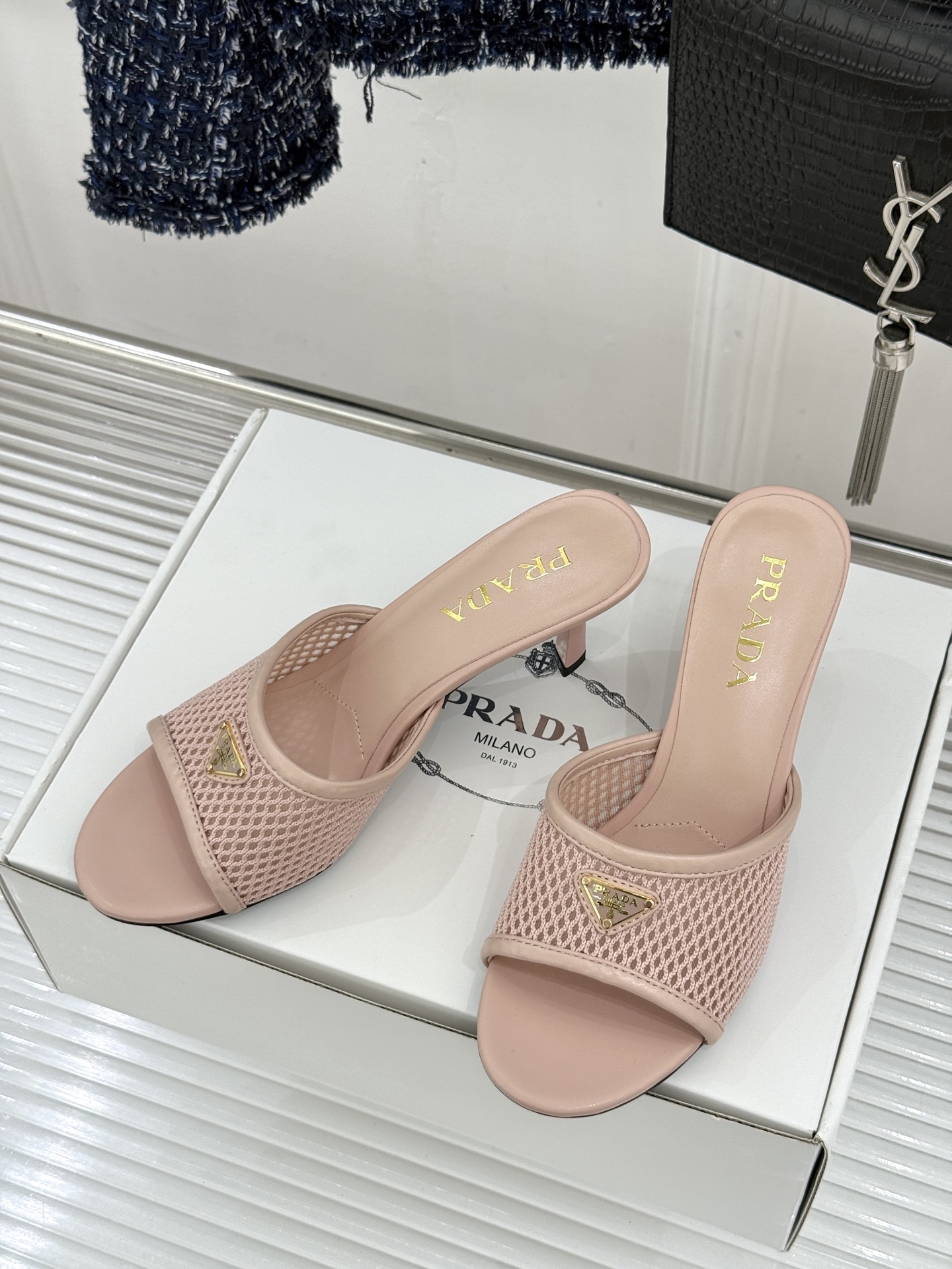 （原版飞机盒＋10）Prada/普拉达26WF春夏新品三角标网面高跟拖鞋以轻盈网面重塑高跟拖鞋的现代轮廓