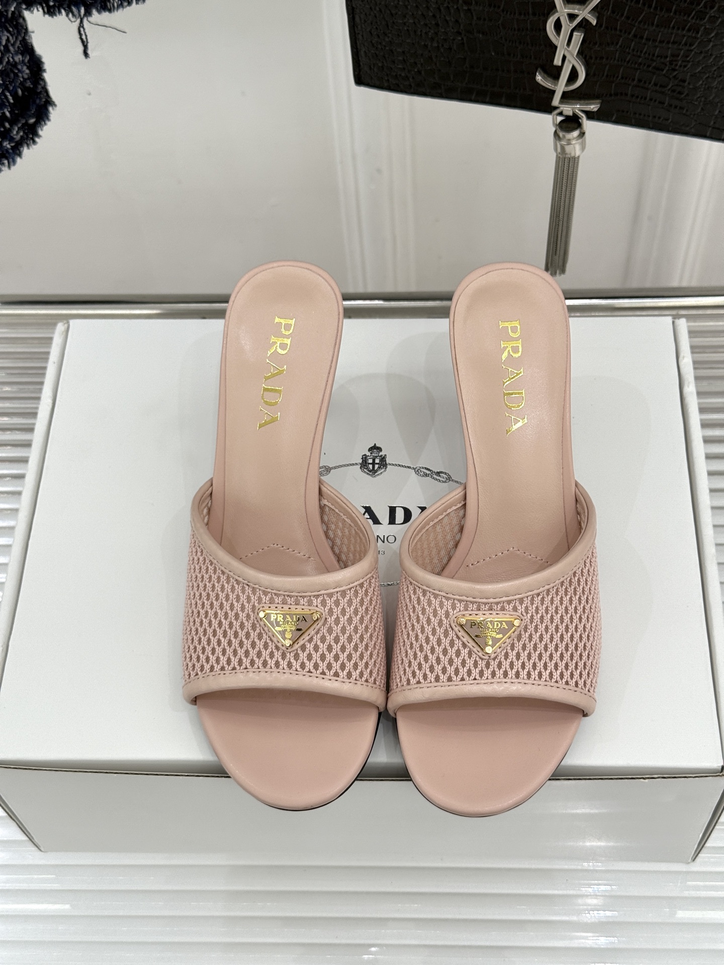 （原版飞机盒＋10）Prada/普拉达26WF春夏新品三角标网面高跟拖鞋以轻盈网面重塑高跟拖鞋的现代轮廓