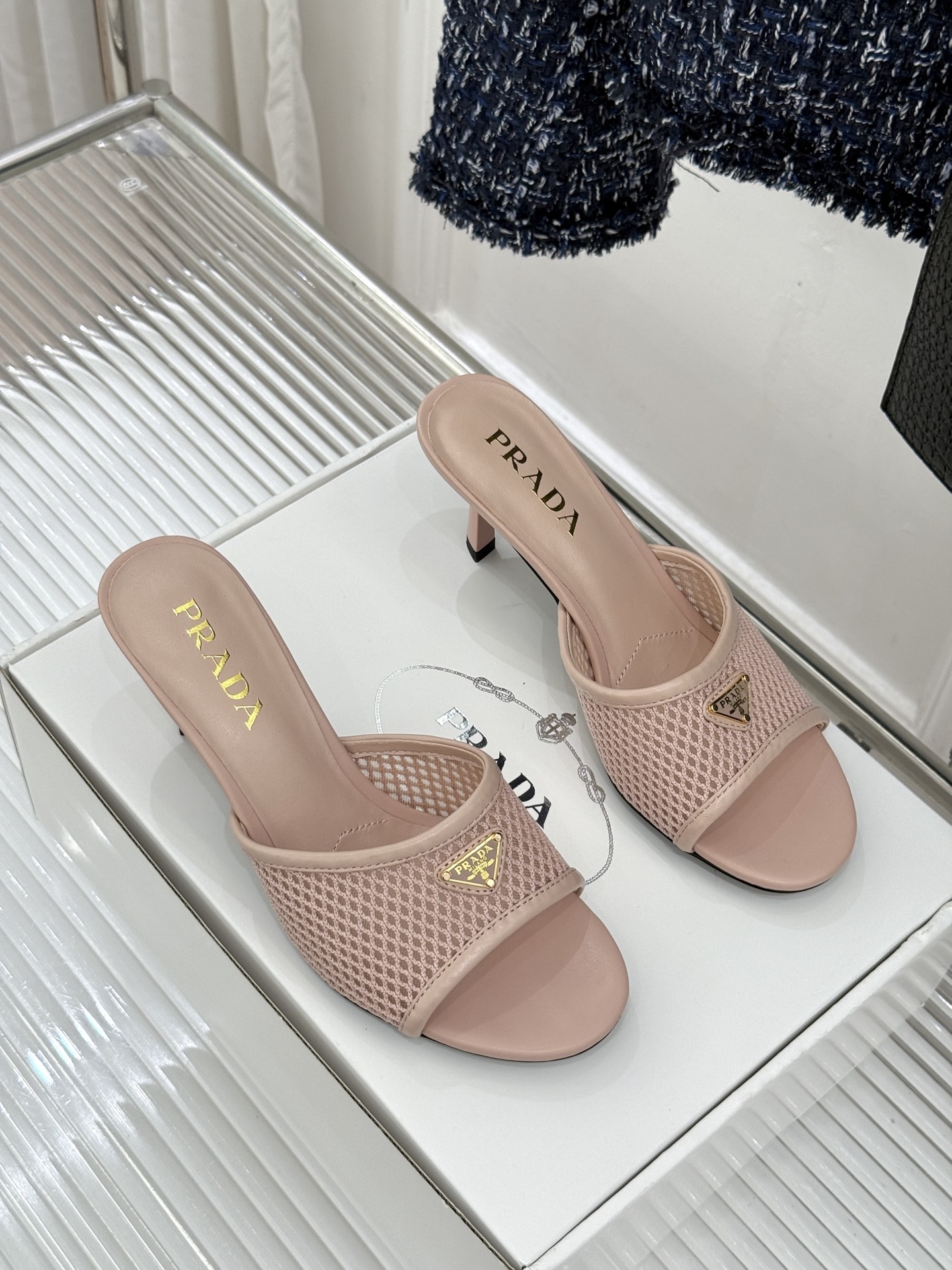 （原版飞机盒＋10）Prada/普拉达26WF春夏新品三角标网面高跟拖鞋以轻盈网面重塑高跟拖鞋的现代轮廓