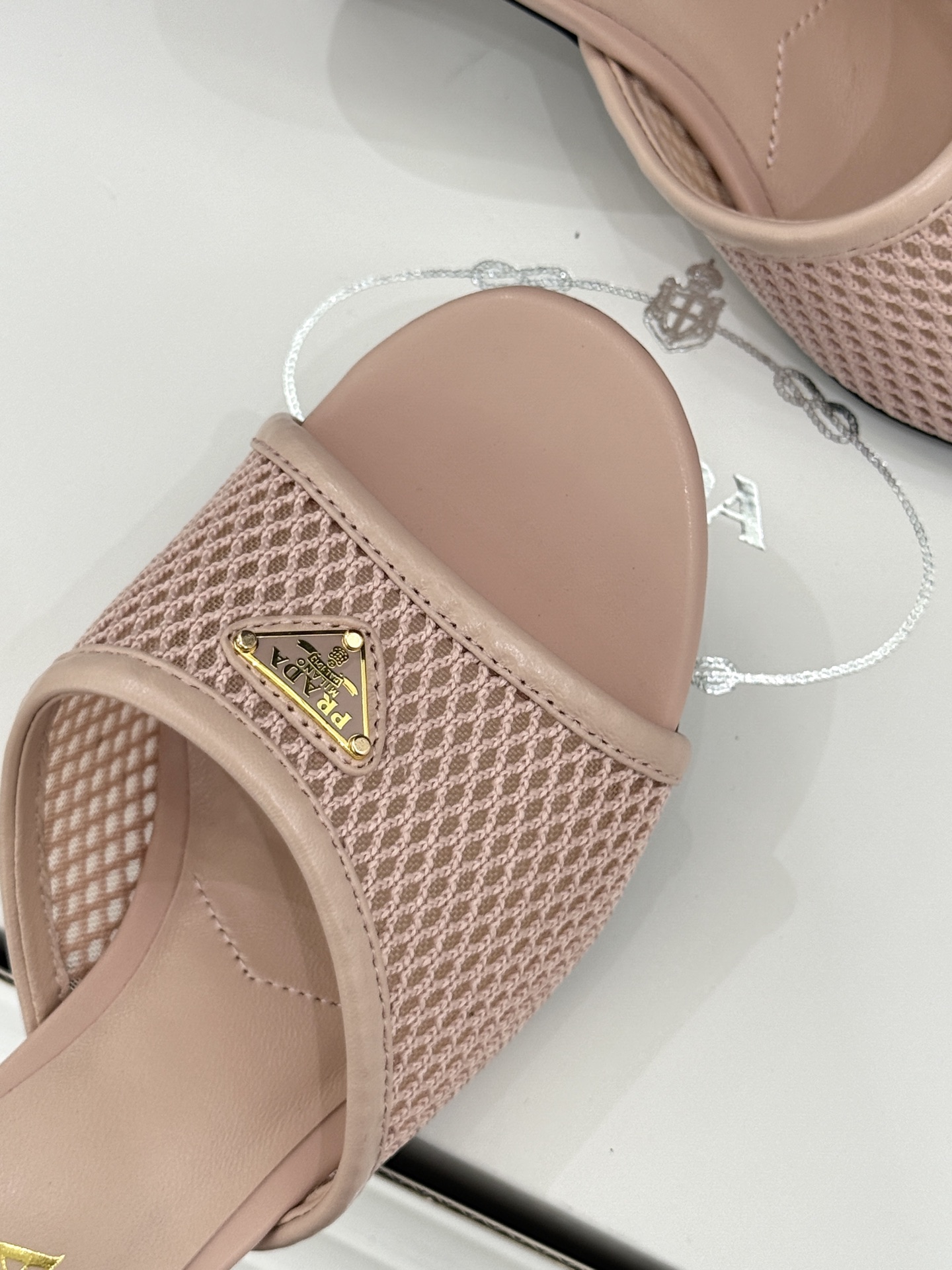 （原版飞机盒＋10）Prada/普拉达26WF春夏新品三角标网面高跟拖鞋以轻盈网面重塑高跟拖鞋的现代轮廓