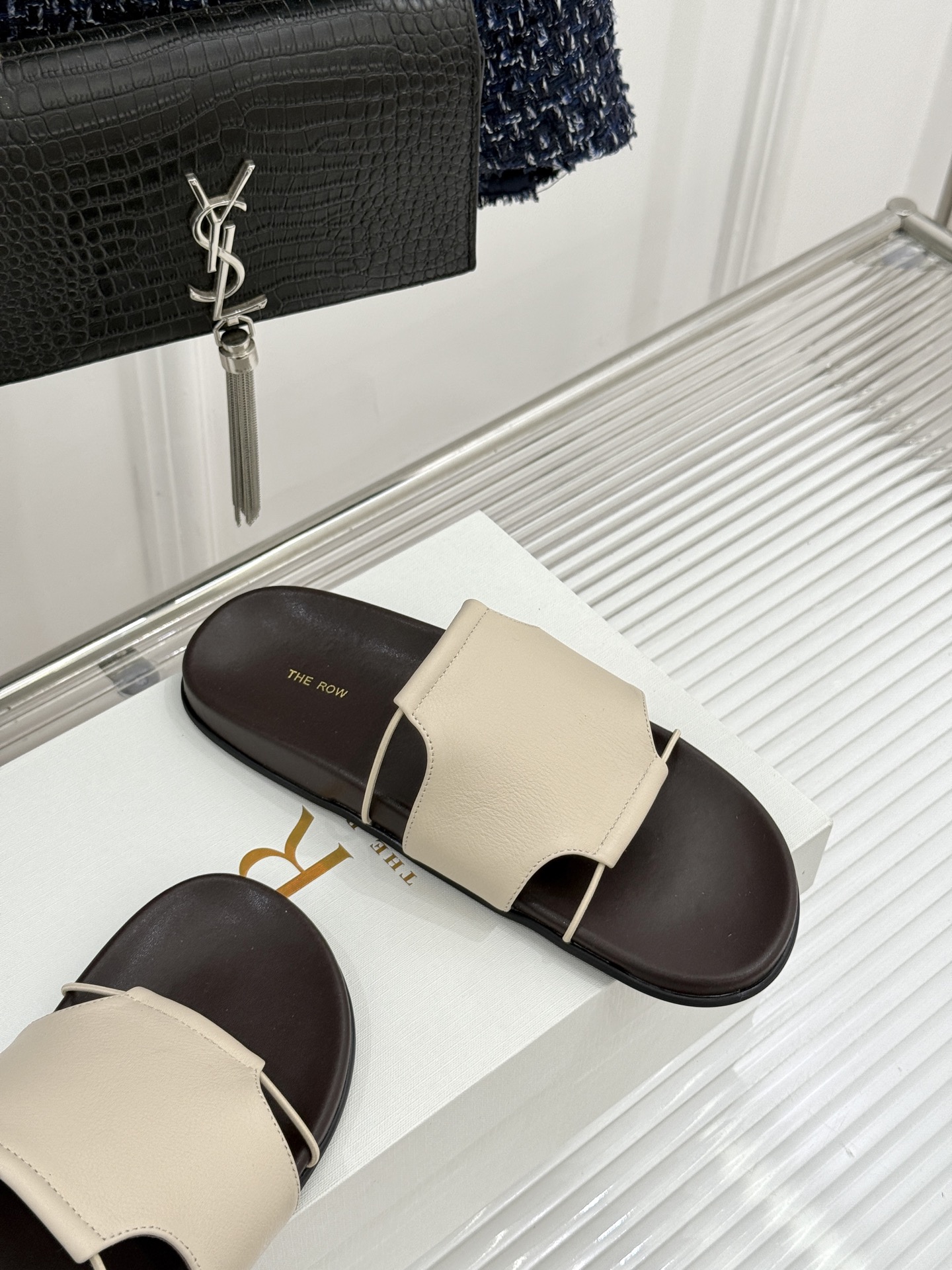 TheRow Vivienne 26WF新品复古休闲懒人拖鞋以极简轮廓定义高阶松弛感。意大利匠心打造 无