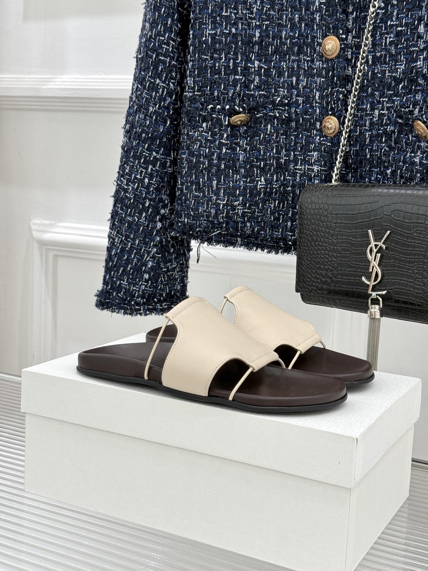 TheRow Vivienne 26WF新品复古休闲懒人拖鞋以极简轮廓定义高阶松弛感。意大利匠心打造 无