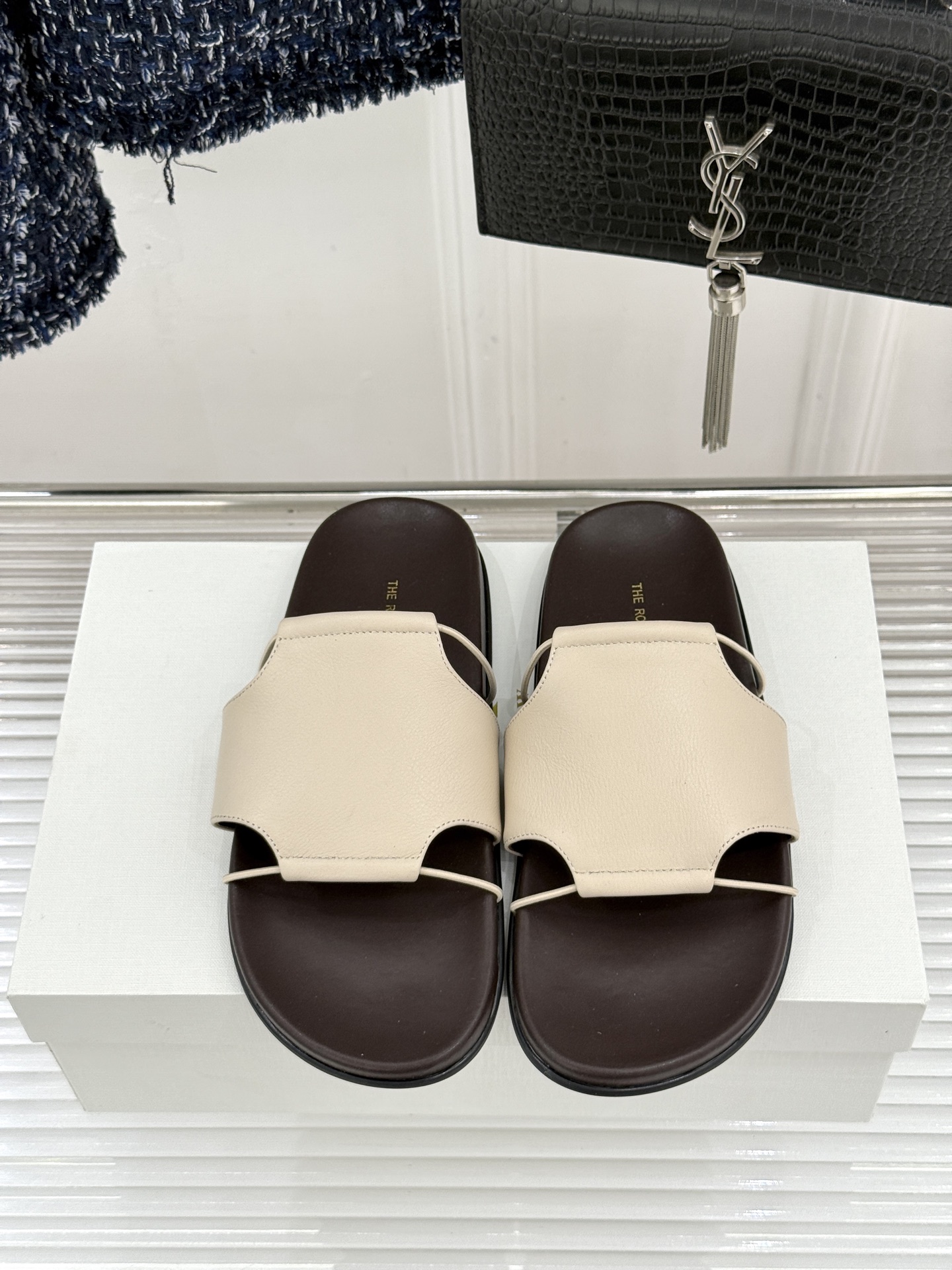 TheRow Vivienne 26WF新品复古休闲懒人拖鞋以极简轮廓定义高阶松弛感。意大利匠心打造 无