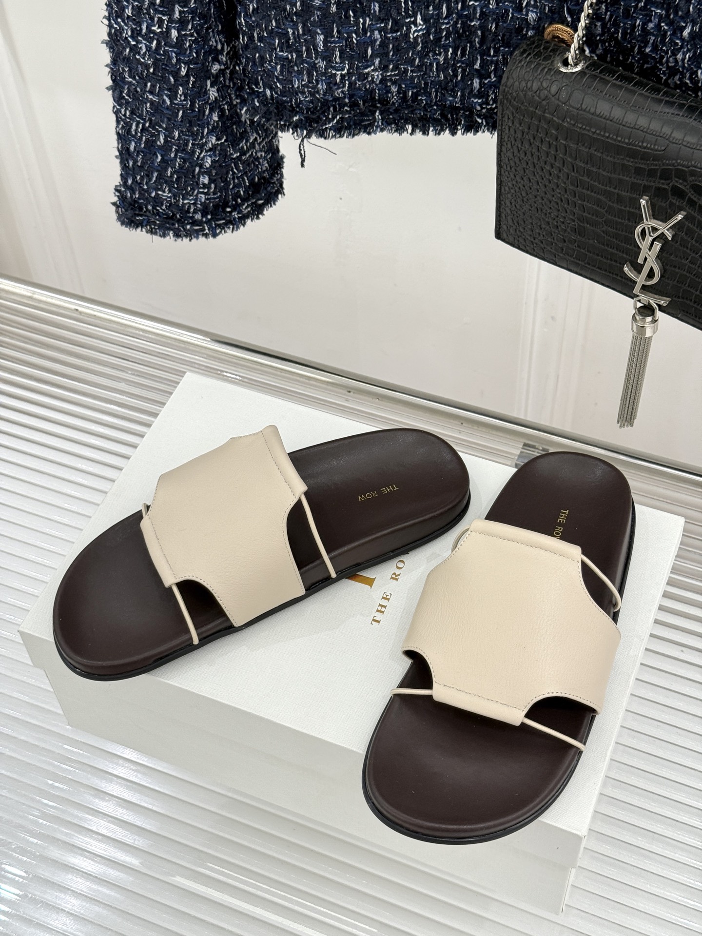 TheRow Vivienne 26WF新品复古休闲懒人拖鞋以极简轮廓定义高阶松弛感。意大利匠心打造 无