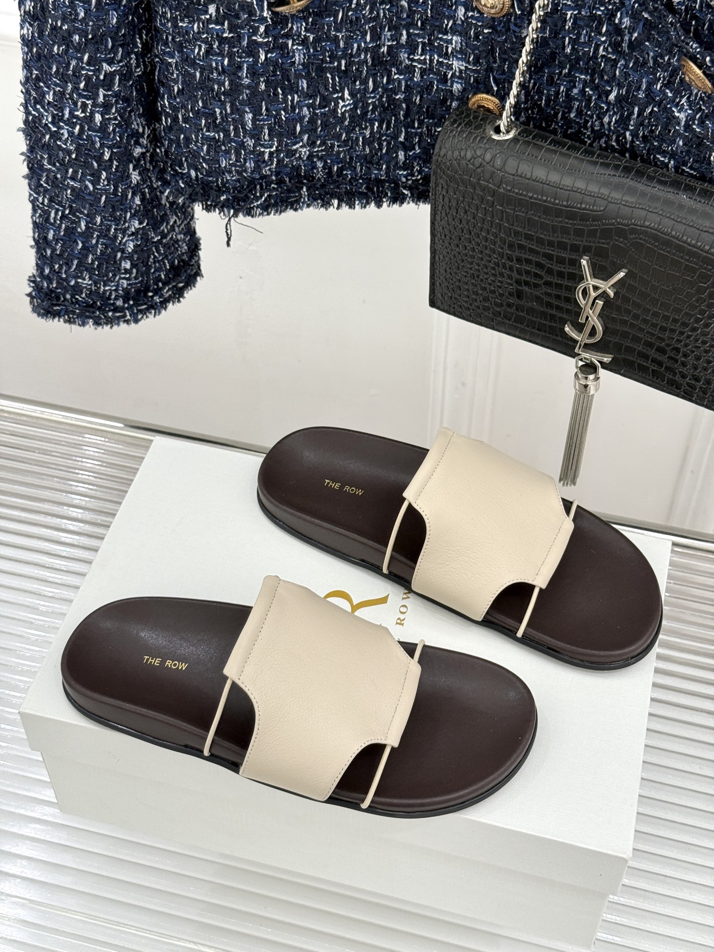 TheRow Vivienne 26WF新品复古休闲懒人拖鞋以极简轮廓定义高阶松弛感。意大利匠心打造 无