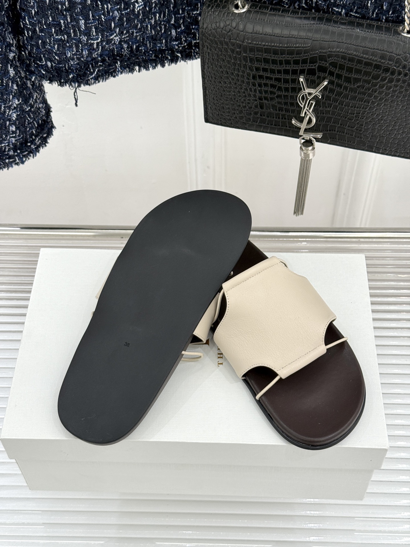 TheRow Vivienne 26WF新品复古休闲懒人拖鞋以极简轮廓定义高阶松弛感。意大利匠心打造 无