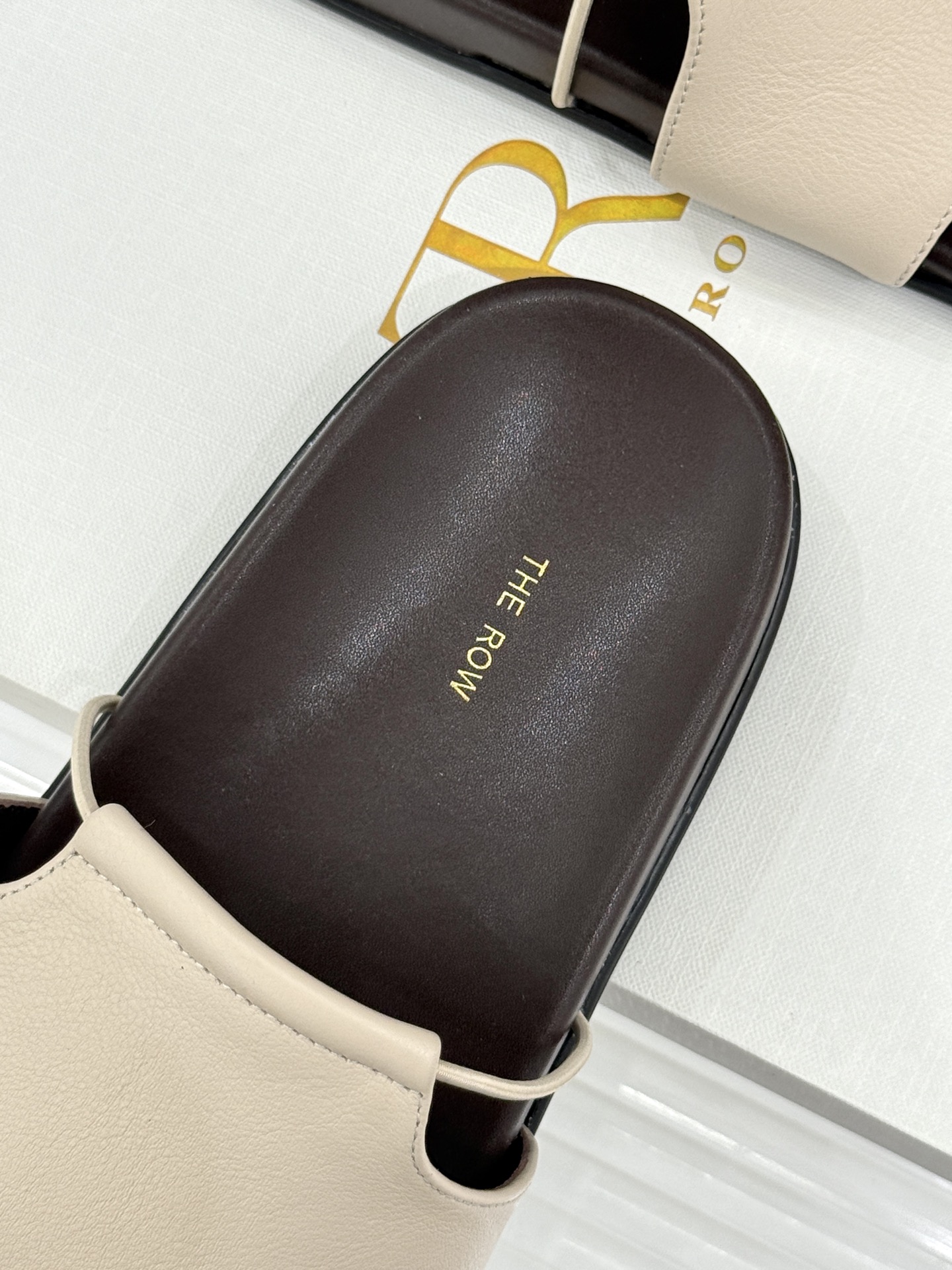 TheRow Vivienne 26WF新品复古休闲懒人拖鞋以极简轮廓定义高阶松弛感。意大利匠心打造 无