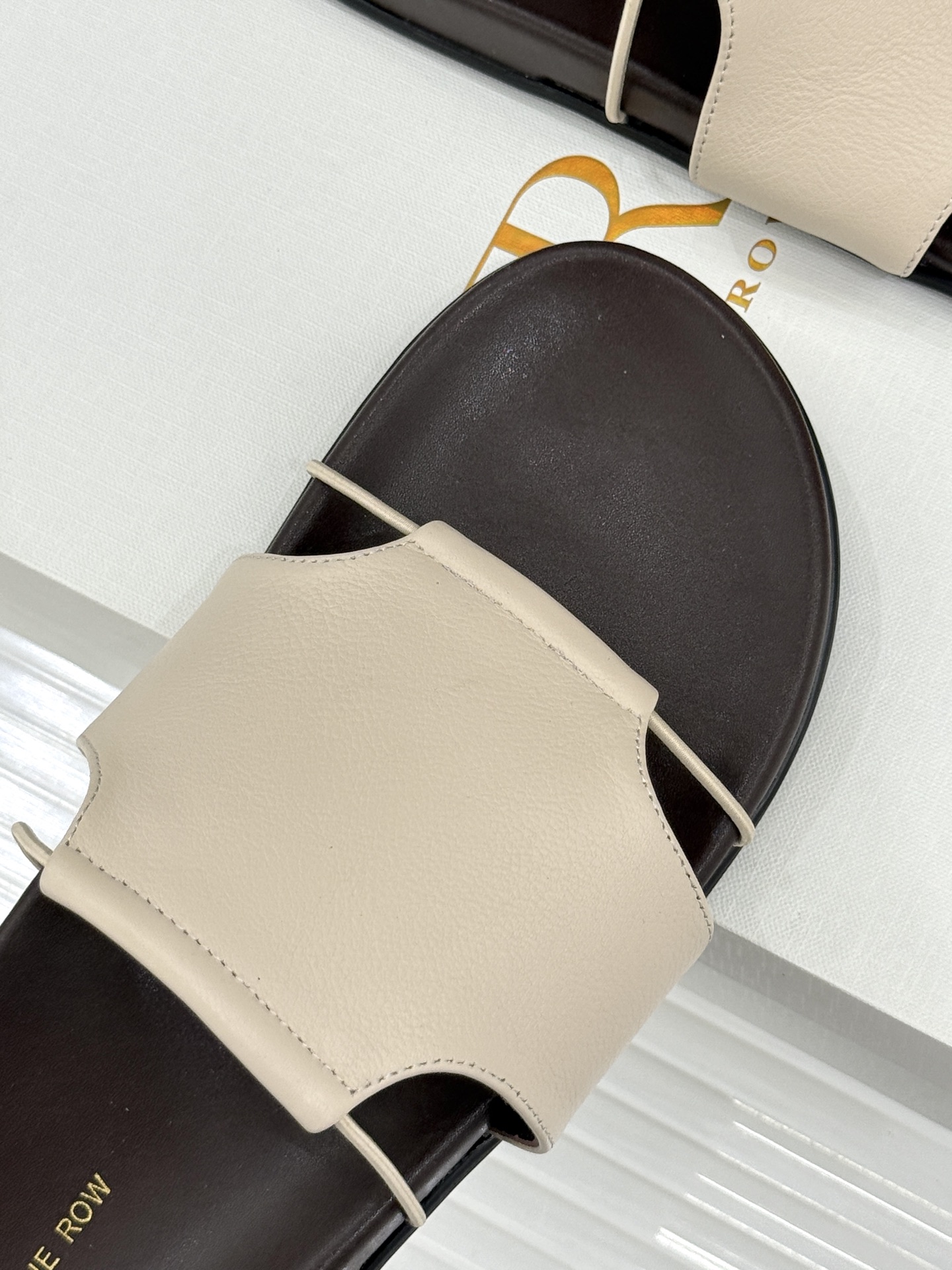 TheRow Vivienne 26WF新品复古休闲懒人拖鞋以极简轮廓定义高阶松弛感。意大利匠心打造 无