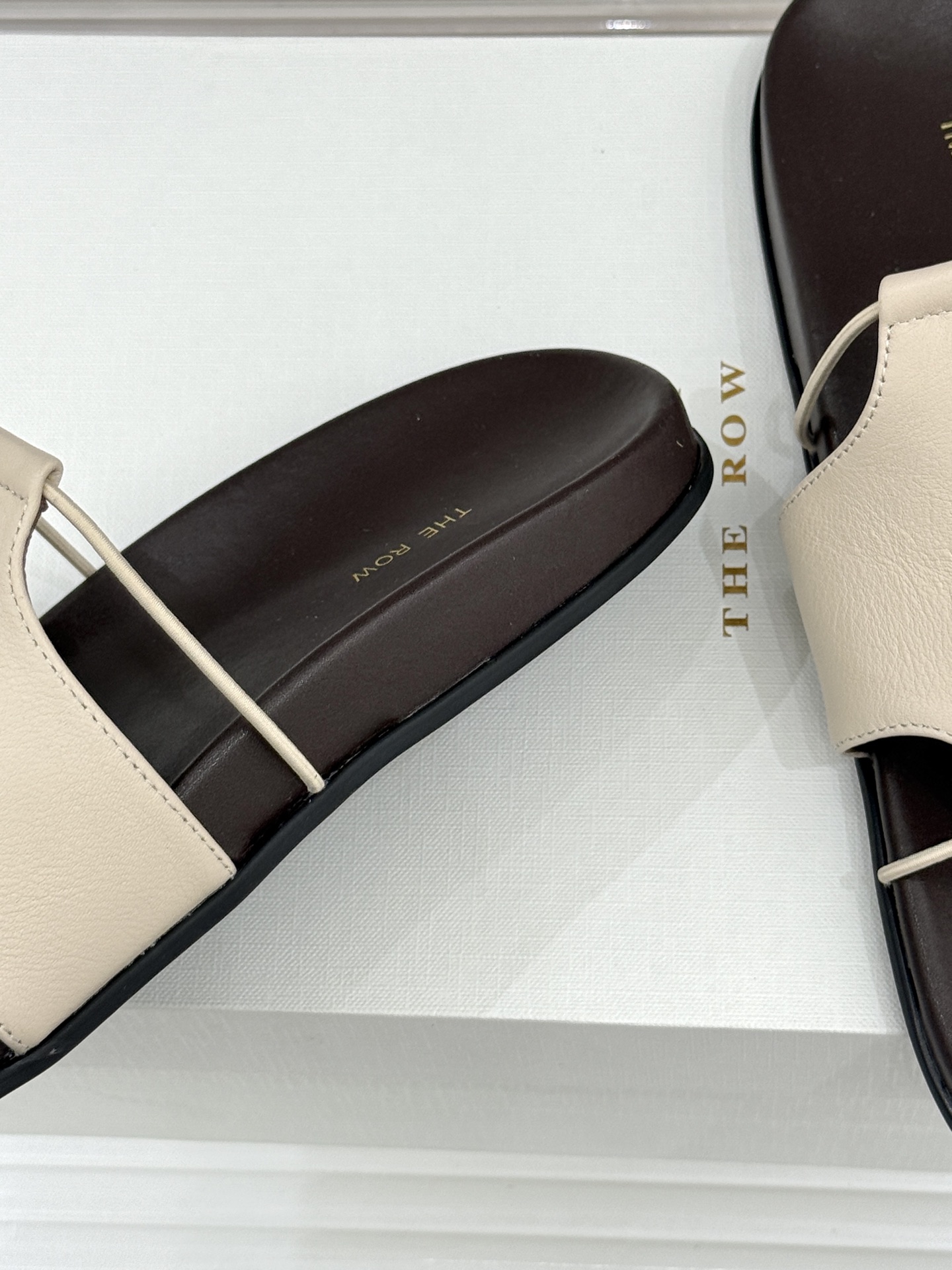 TheRow Vivienne 26WF新品复古休闲懒人拖鞋以极简轮廓定义高阶松弛感。意大利匠心打造 无