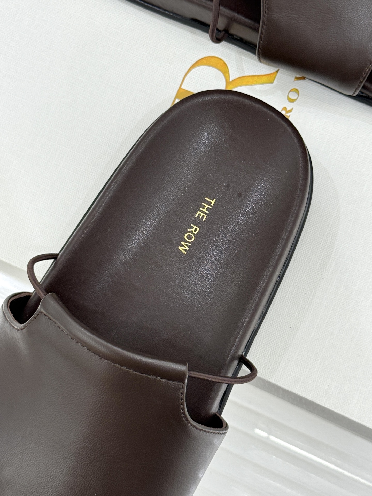 TheRow Vivienne 26WF新品复古休闲懒人拖鞋以极简轮廓定义高阶松弛感。意大利匠心打造 无