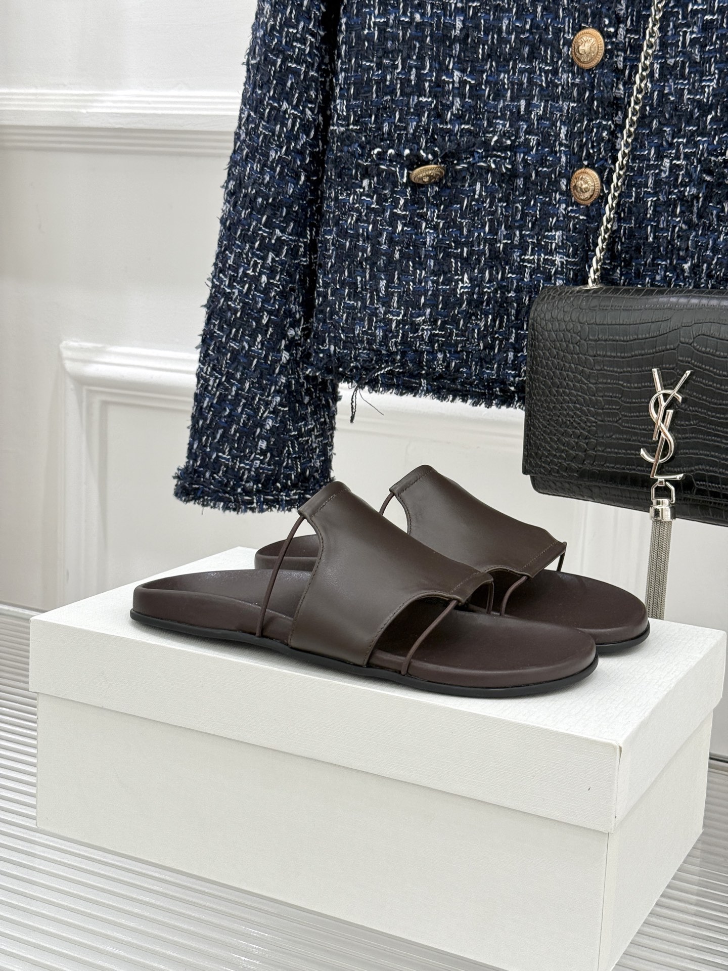 TheRow Vivienne 26WF新品复古休闲懒人拖鞋以极简轮廓定义高阶松弛感。意大利匠心打造 无