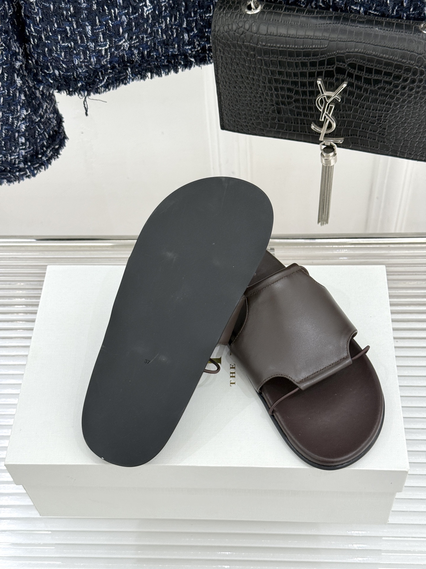 TheRow Vivienne 26WF新品复古休闲懒人拖鞋以极简轮廓定义高阶松弛感。意大利匠心打造 无