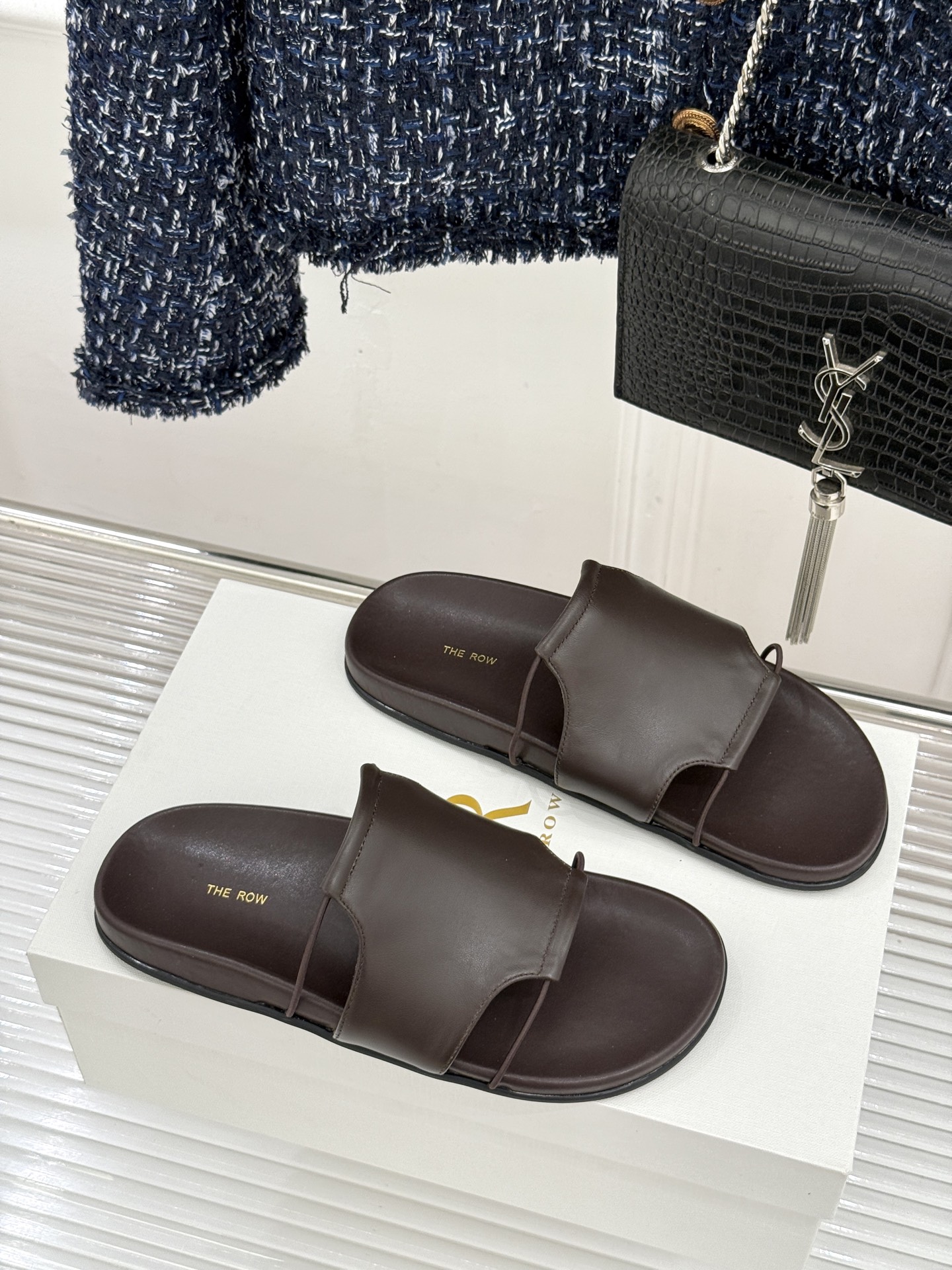 TheRow Vivienne 26WF新品复古休闲懒人拖鞋以极简轮廓定义高阶松弛感。意大利匠心打造 无