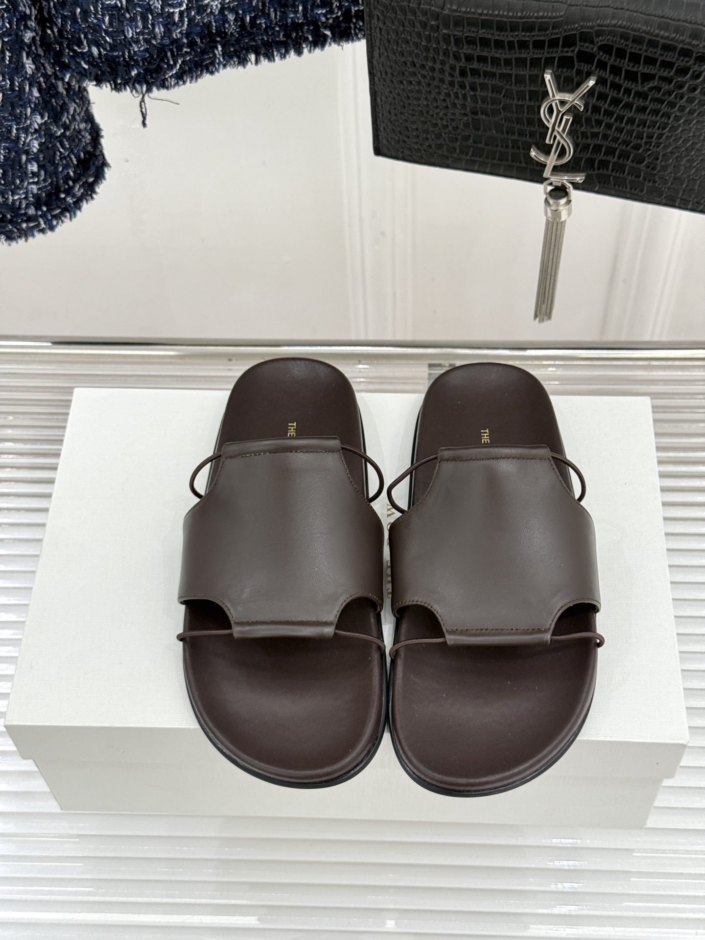 TheRow Vivienne 26WF新品复古休闲懒人拖鞋以极简轮廓定义高阶松弛感。意大利匠心打造 无