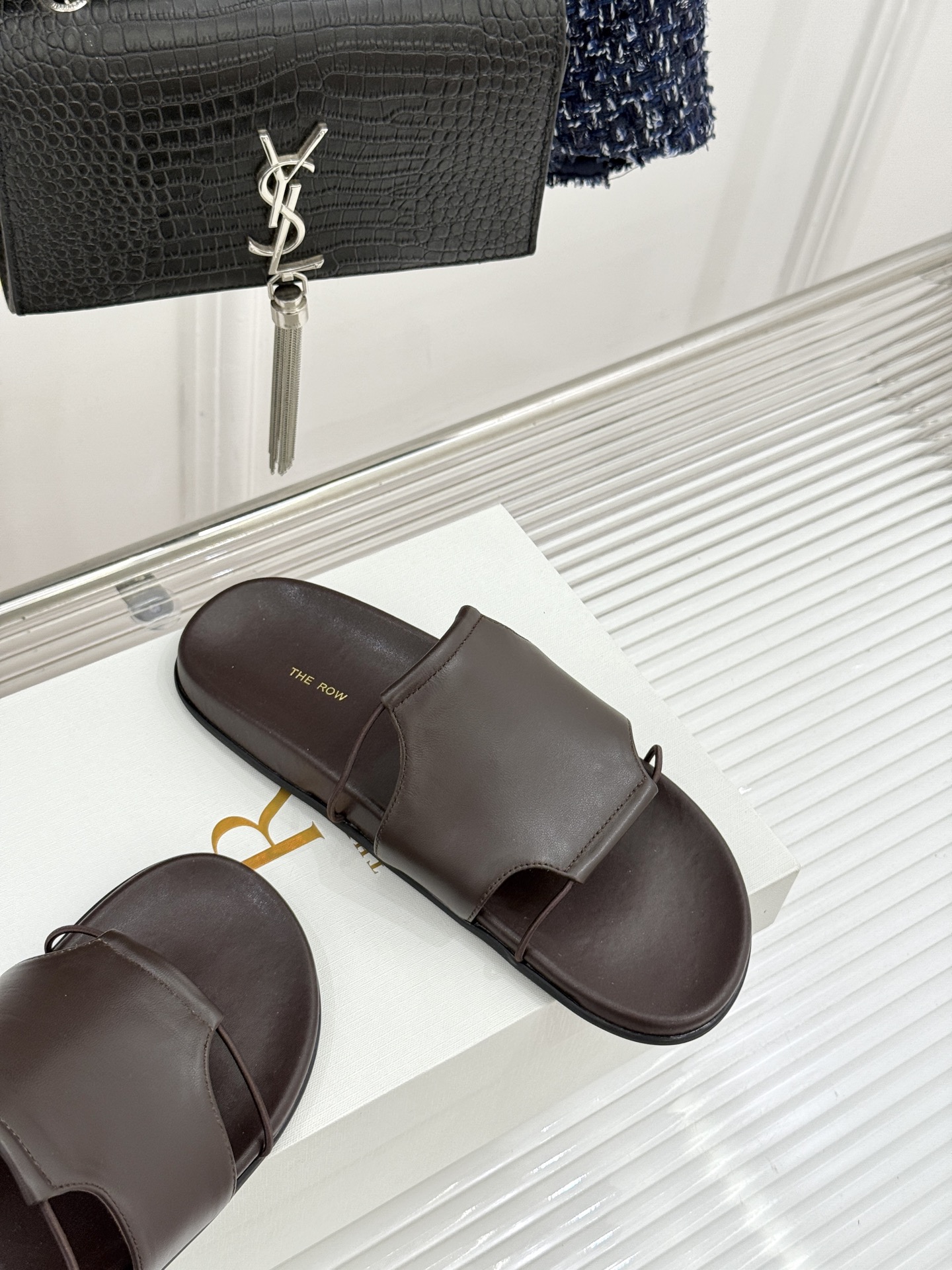 TheRow Vivienne 26WF新品复古休闲懒人拖鞋以极简轮廓定义高阶松弛感。意大利匠心打造 无