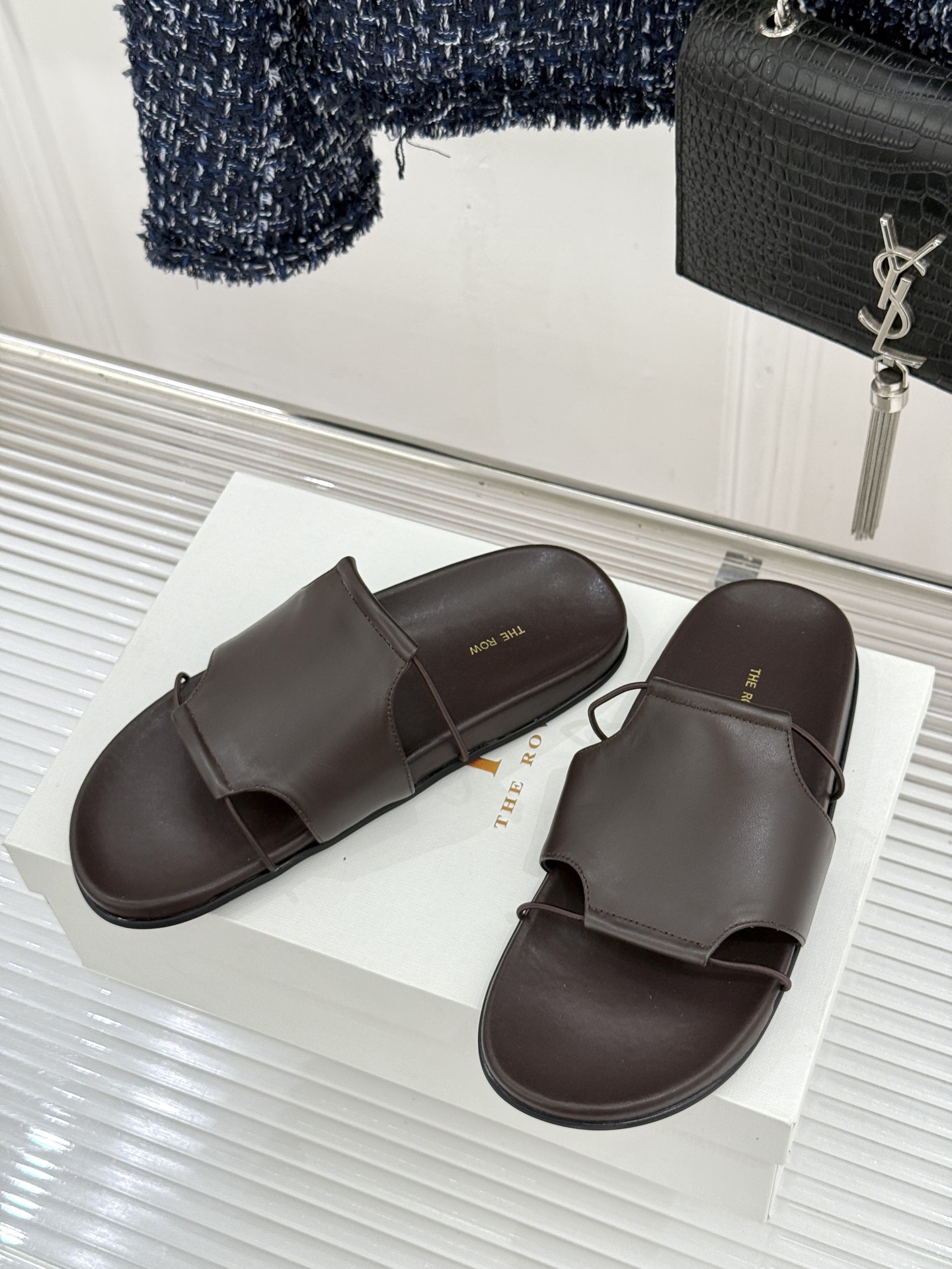 TheRow Vivienne 26WF新品复古休闲懒人拖鞋以极简轮廓定义高阶松弛感。意大利匠心打造 无