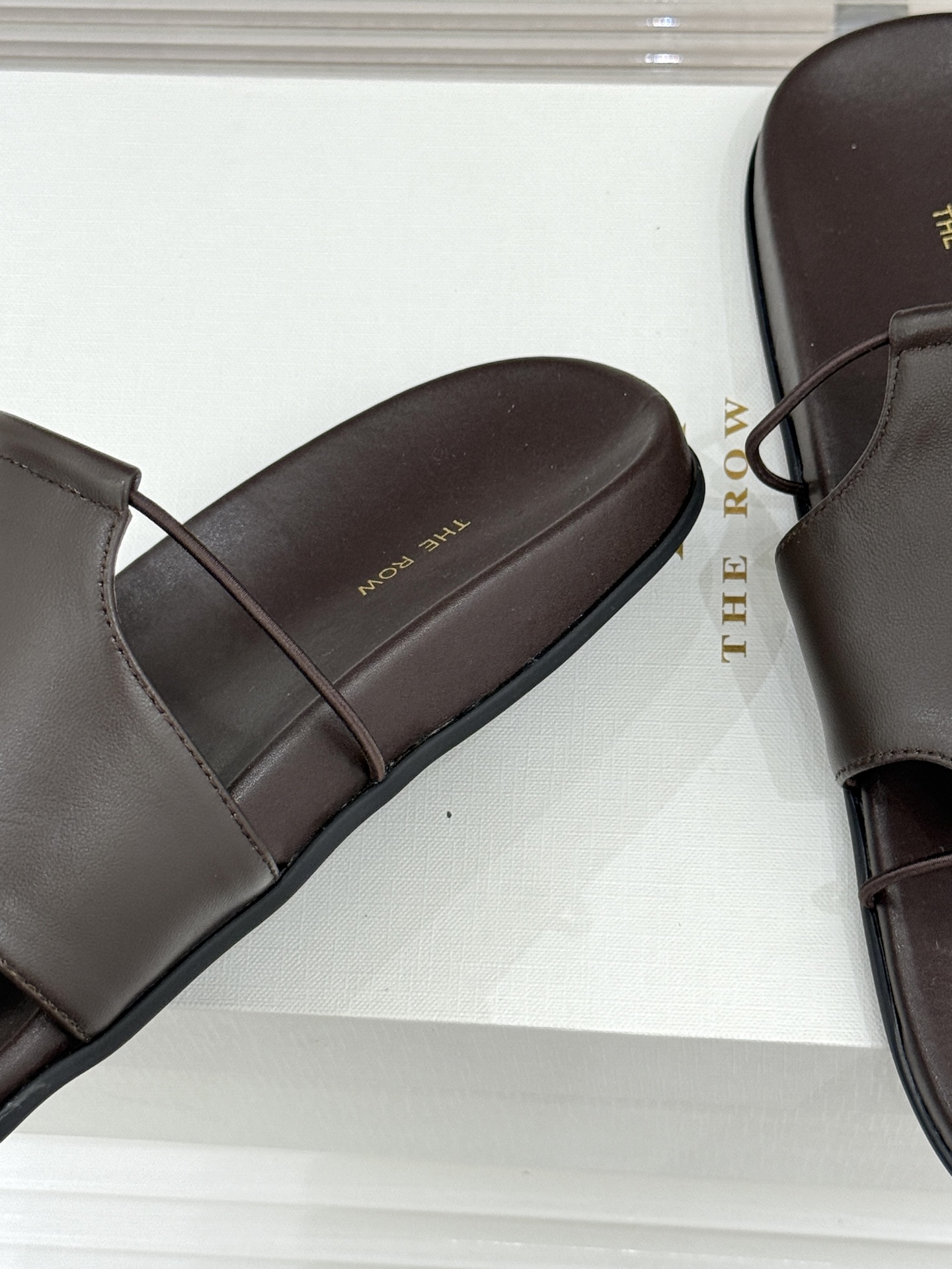 TheRow Vivienne 26WF新品复古休闲懒人拖鞋以极简轮廓定义高阶松弛感。意大利匠心打造 无