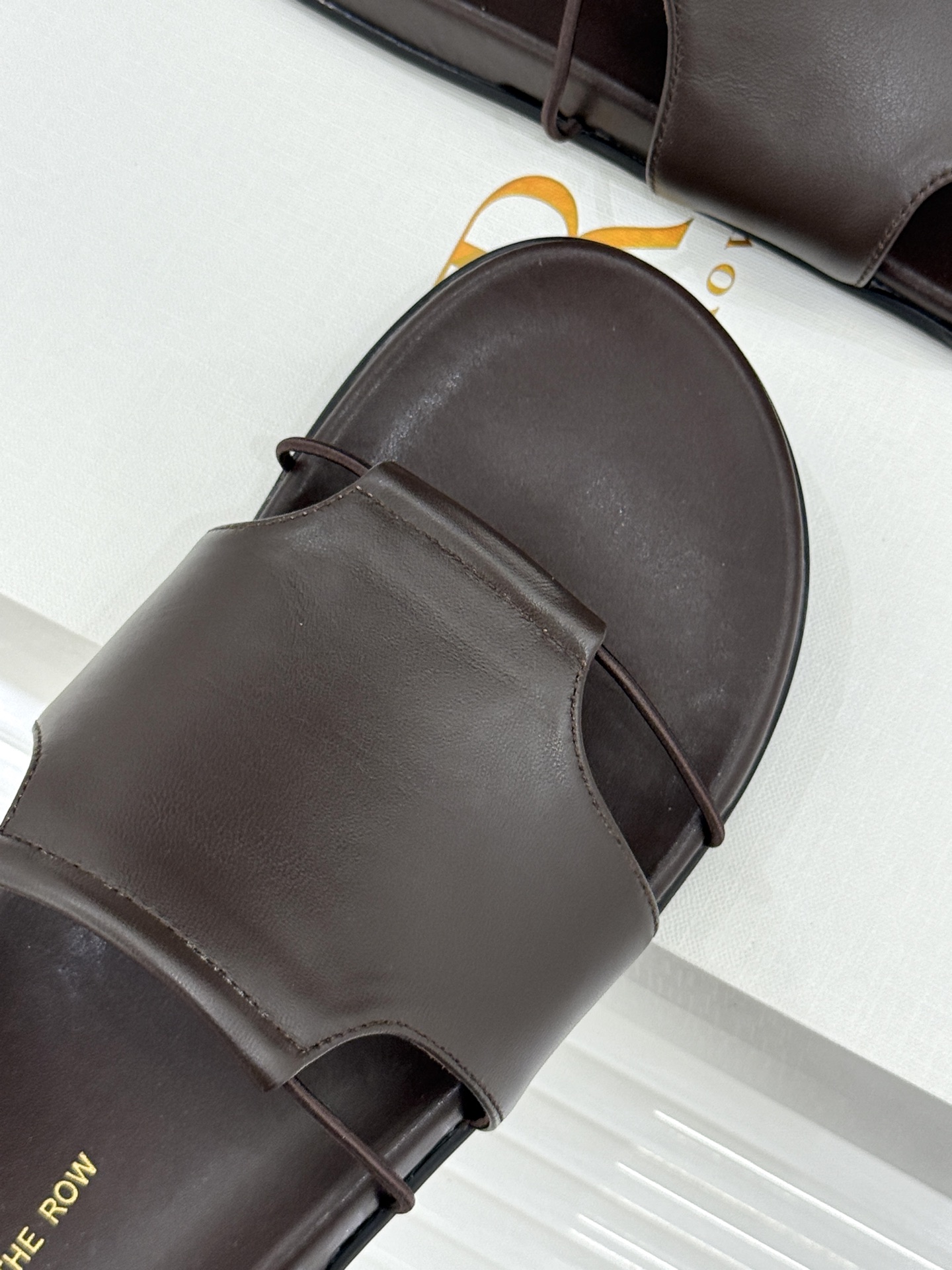 TheRow Vivienne 26WF新品复古休闲懒人拖鞋以极简轮廓定义高阶松弛感。意大利匠心打造 无