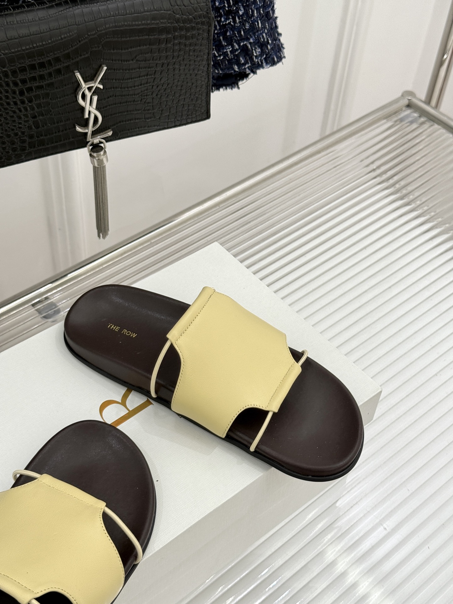 TheRow Vivienne 26WF新品复古休闲懒人拖鞋以极简轮廓定义高阶松弛感。意大利匠心打造 无