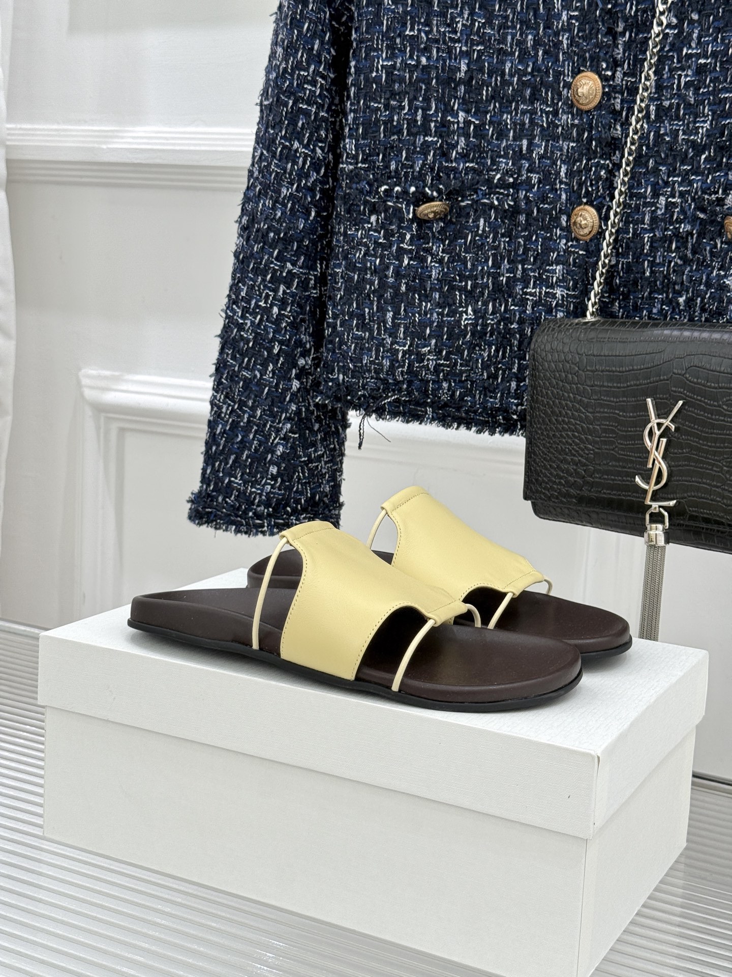 TheRow Vivienne 26WF新品复古休闲懒人拖鞋以极简轮廓定义高阶松弛感。意大利匠心打造 无