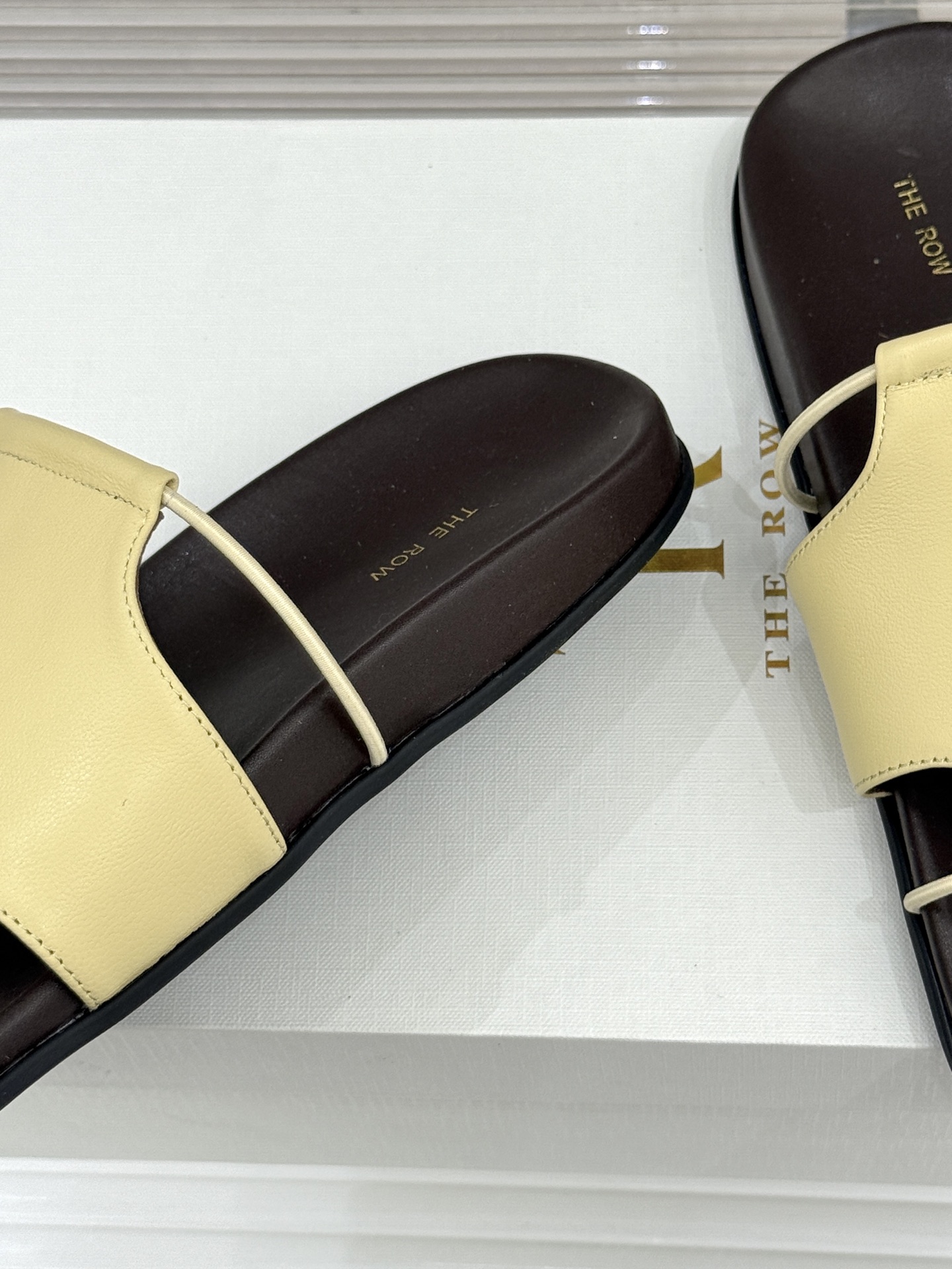 TheRow Vivienne 26WF新品复古休闲懒人拖鞋以极简轮廓定义高阶松弛感。意大利匠心打造 无