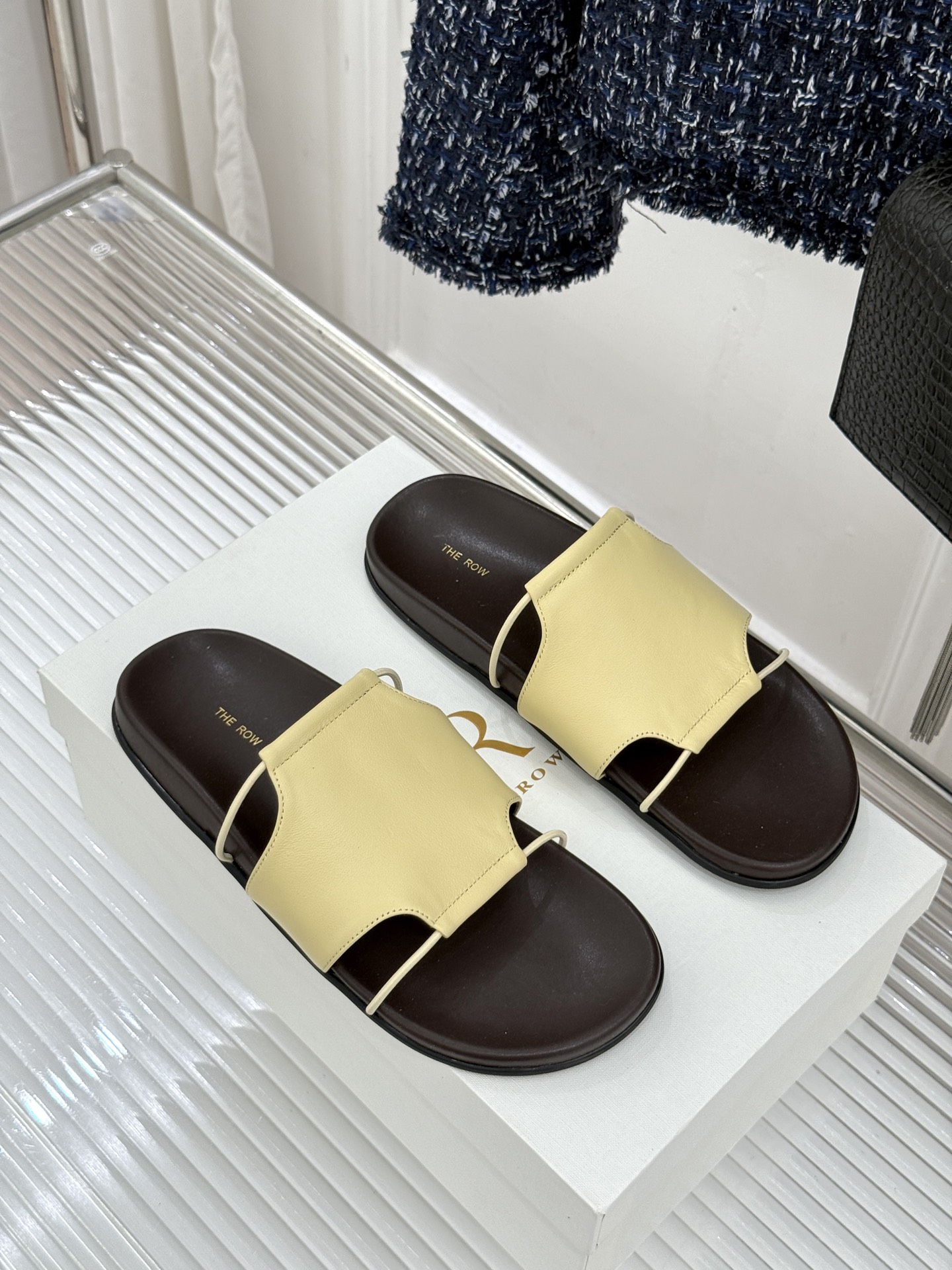 TheRow Vivienne 26WF新品复古休闲懒人拖鞋以极简轮廓定义高阶松弛感。意大利匠心打造 无