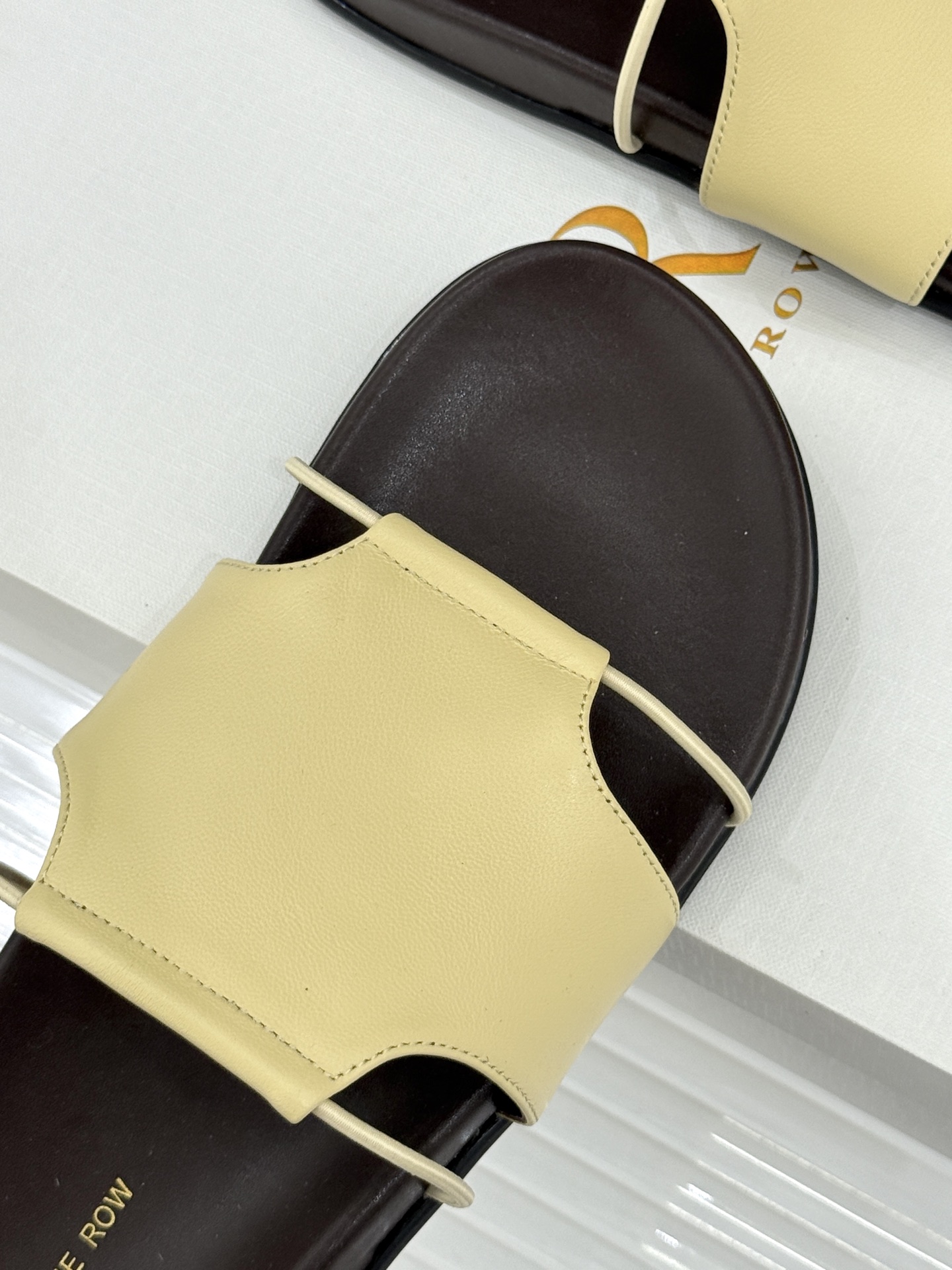 TheRow Vivienne 26WF新品复古休闲懒人拖鞋以极简轮廓定义高阶松弛感。意大利匠心打造 无