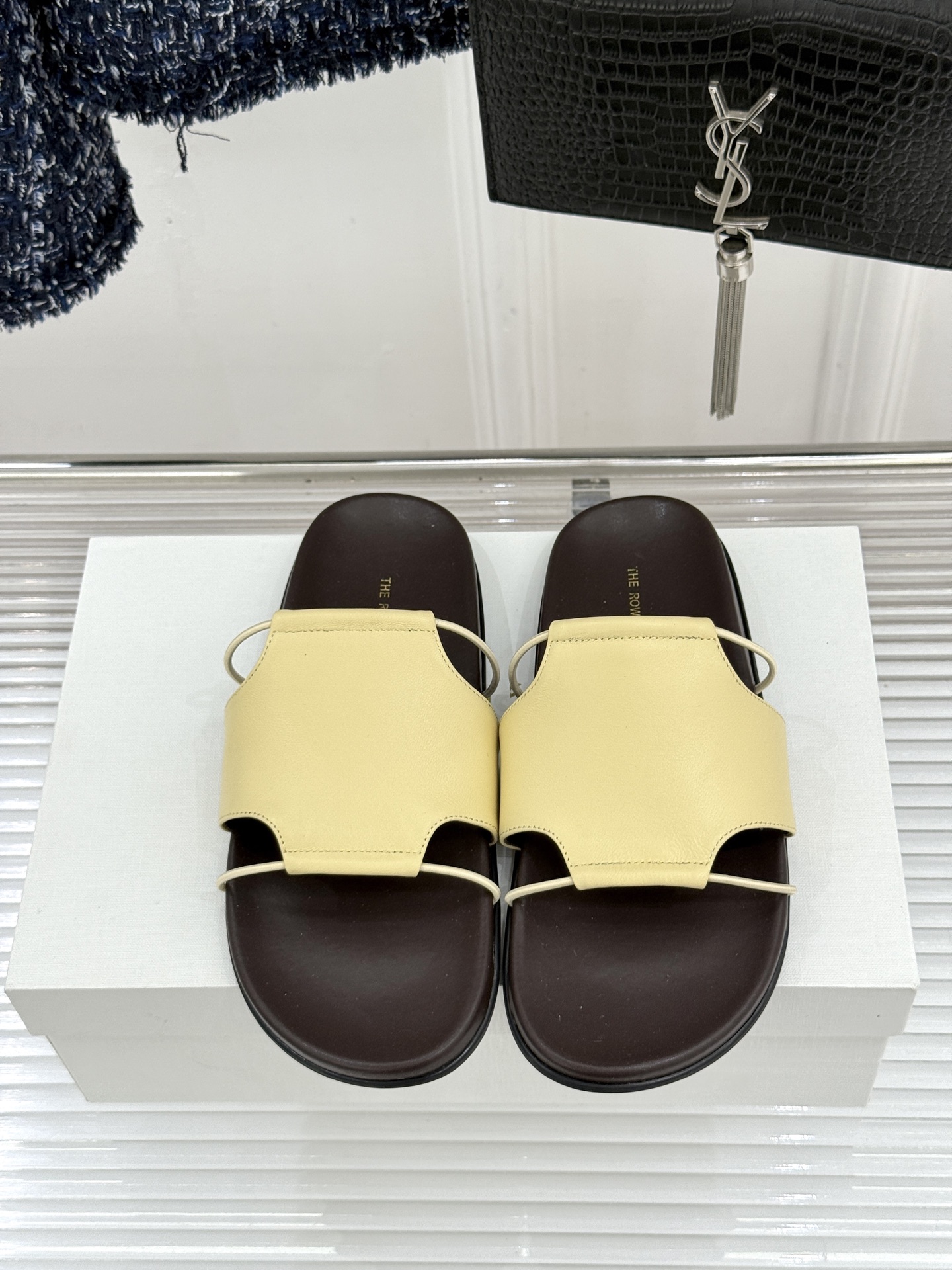 TheRow Vivienne 26WF新品复古休闲懒人拖鞋以极简轮廓定义高阶松弛感。意大利匠心打造 无