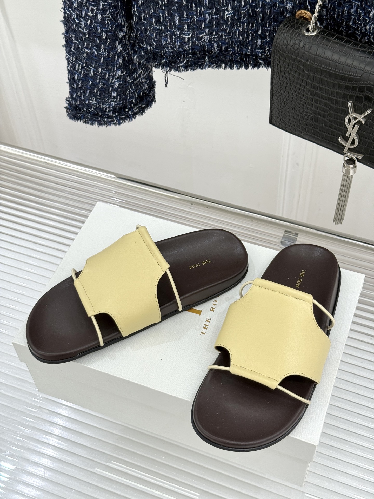 TheRow Vivienne 26WF新品复古休闲懒人拖鞋以极简轮廓定义高阶松弛感。意大利匠心打造 无