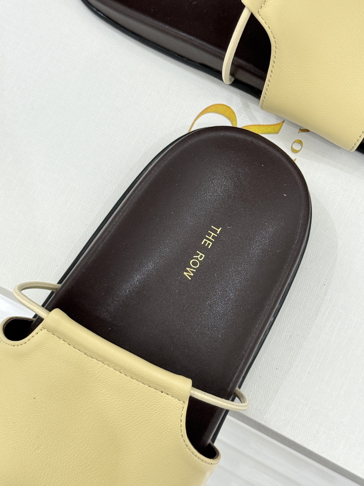 TheRow Vivienne 26WF新品复古休闲懒人拖鞋以极简轮廓定义高阶松弛感。意大利匠心打造 无