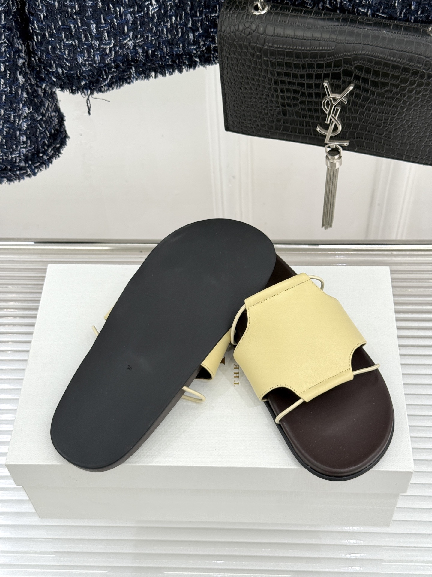 TheRow Vivienne 26WF新品复古休闲懒人拖鞋以极简轮廓定义高阶松弛感。意大利匠心打造 无