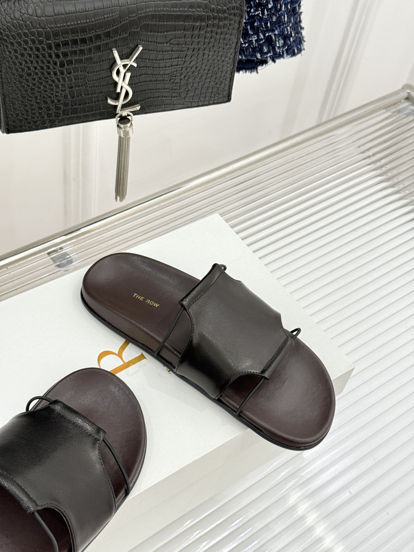 TheRow Vivienne 26WF新品复古休闲懒人拖鞋以极简轮廓定义高阶松弛感。意大利匠心打造 无