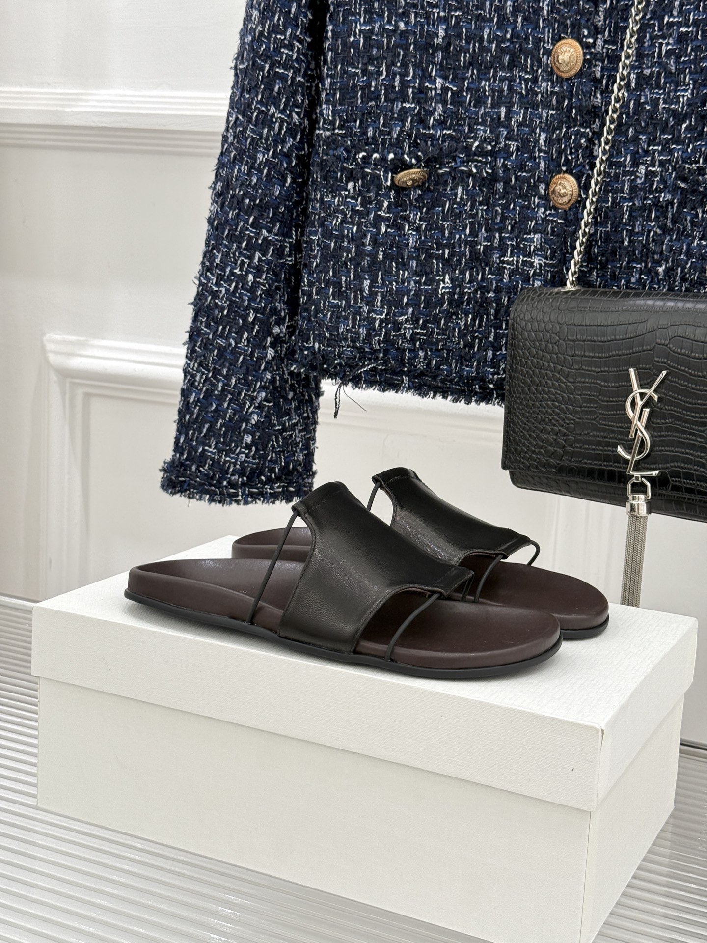 TheRow Vivienne 26WF新品复古休闲懒人拖鞋以极简轮廓定义高阶松弛感。意大利匠心打造 无