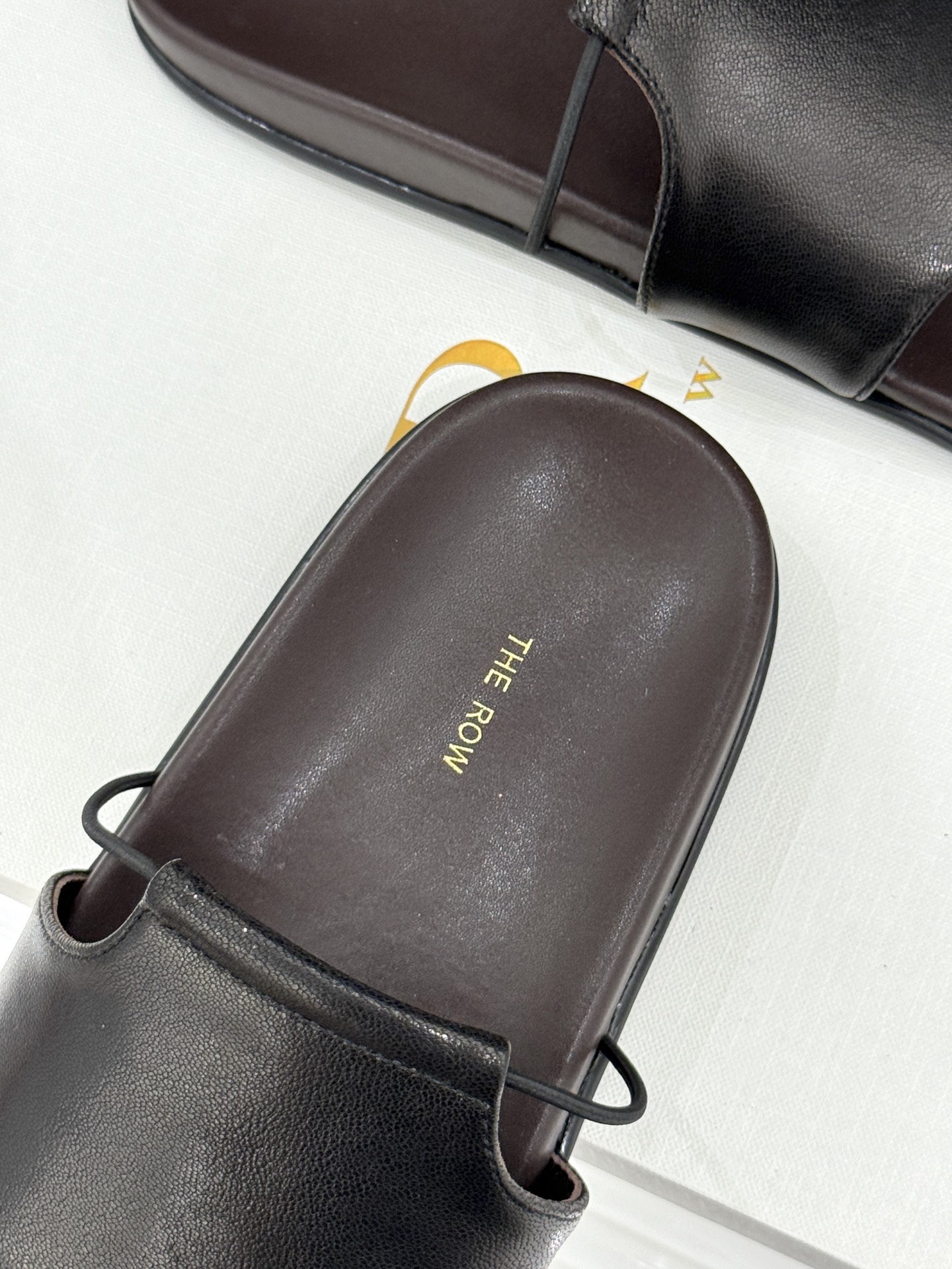 TheRow Vivienne 26WF新品复古休闲懒人拖鞋以极简轮廓定义高阶松弛感。意大利匠心打造 无