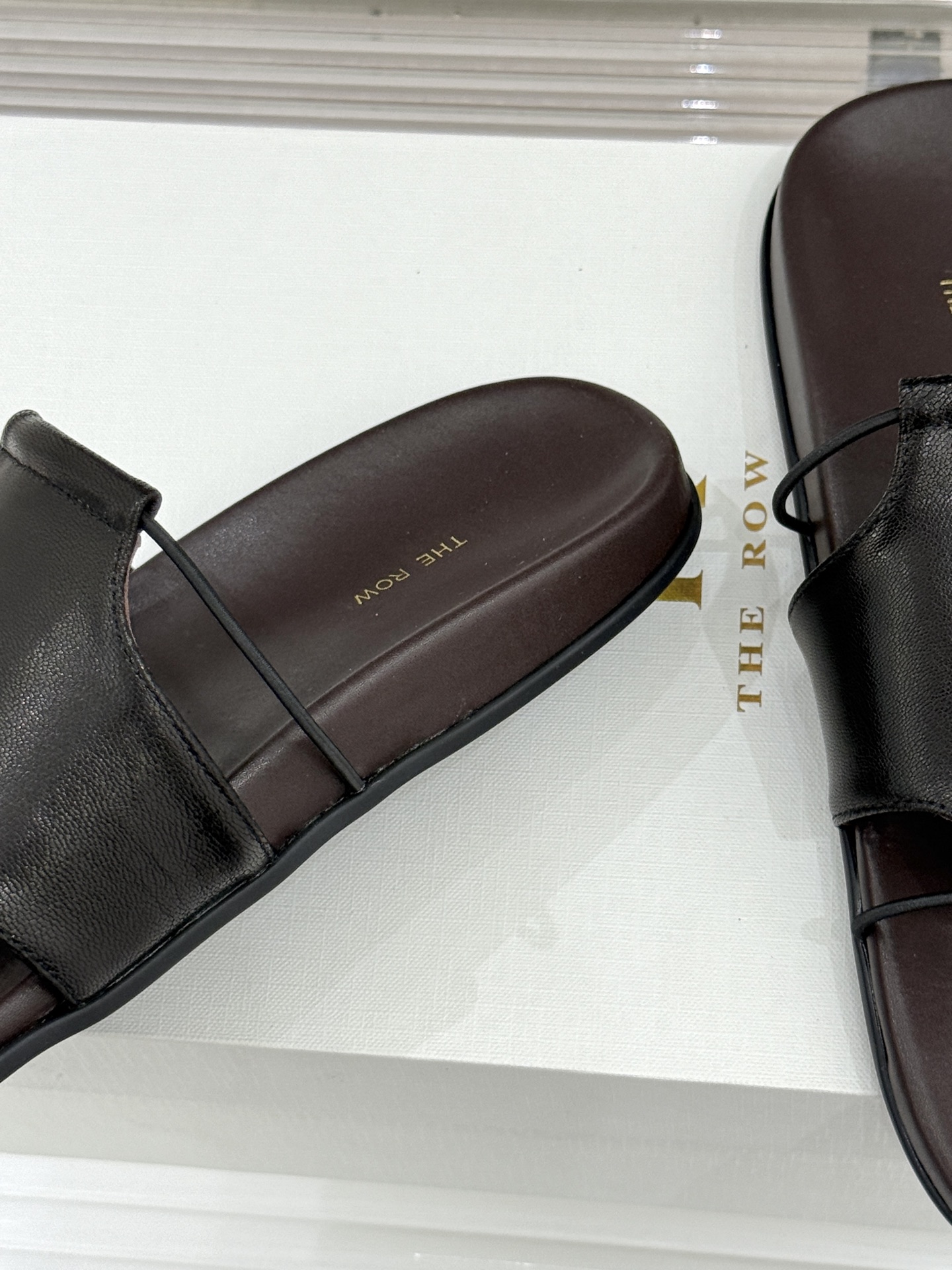 TheRow Vivienne 26WF新品复古休闲懒人拖鞋以极简轮廓定义高阶松弛感。意大利匠心打造 无