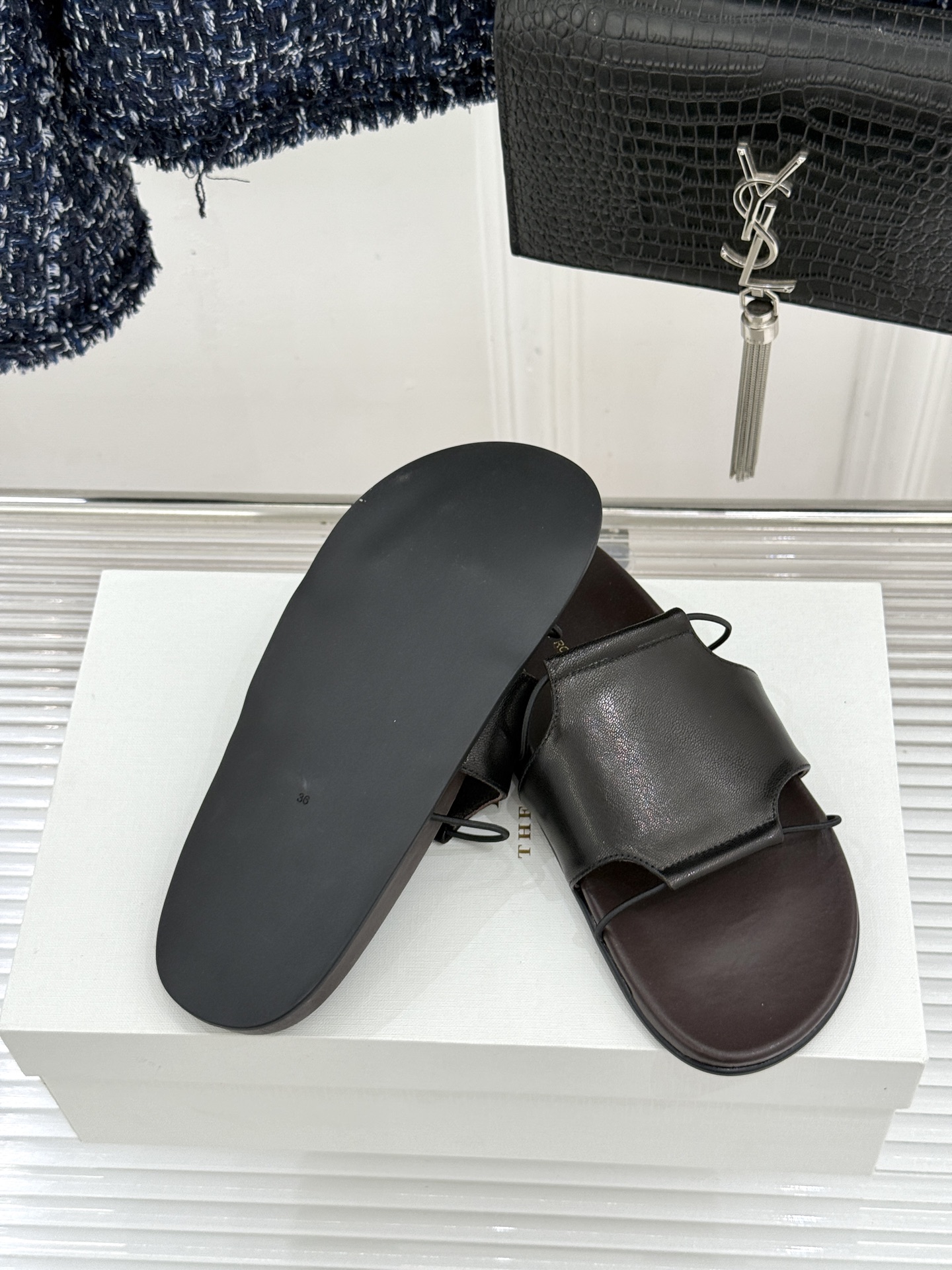 TheRow Vivienne 26WF新品复古休闲懒人拖鞋以极简轮廓定义高阶松弛感。意大利匠心打造 无