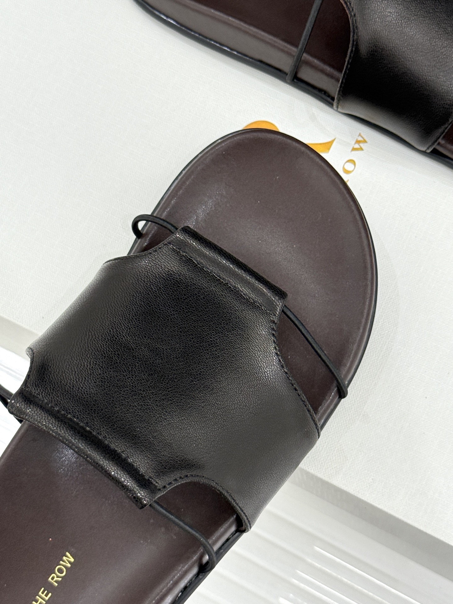 TheRow Vivienne 26WF新品复古休闲懒人拖鞋以极简轮廓定义高阶松弛感。意大利匠心打造 无