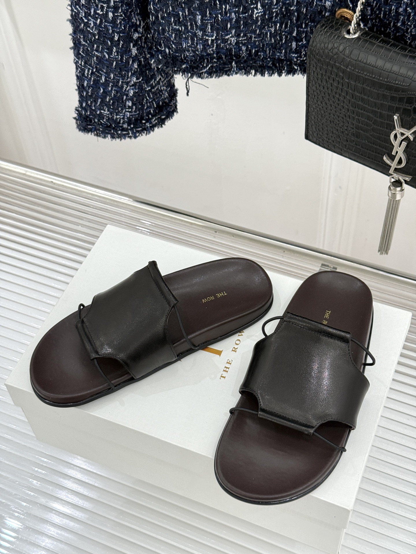 TheRow Vivienne 26WF新品复古休闲懒人拖鞋以极简轮廓定义高阶松弛感。意大利匠心打造 无