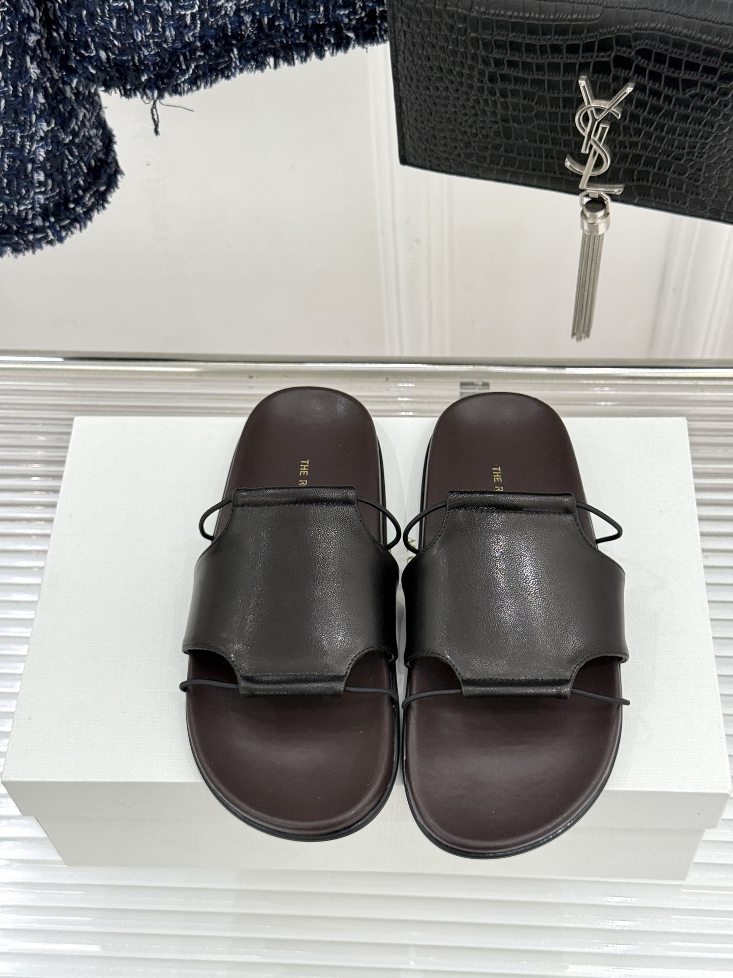 TheRow Vivienne 26WF新品复古休闲懒人拖鞋以极简轮廓定义高阶松弛感。意大利匠心打造 无