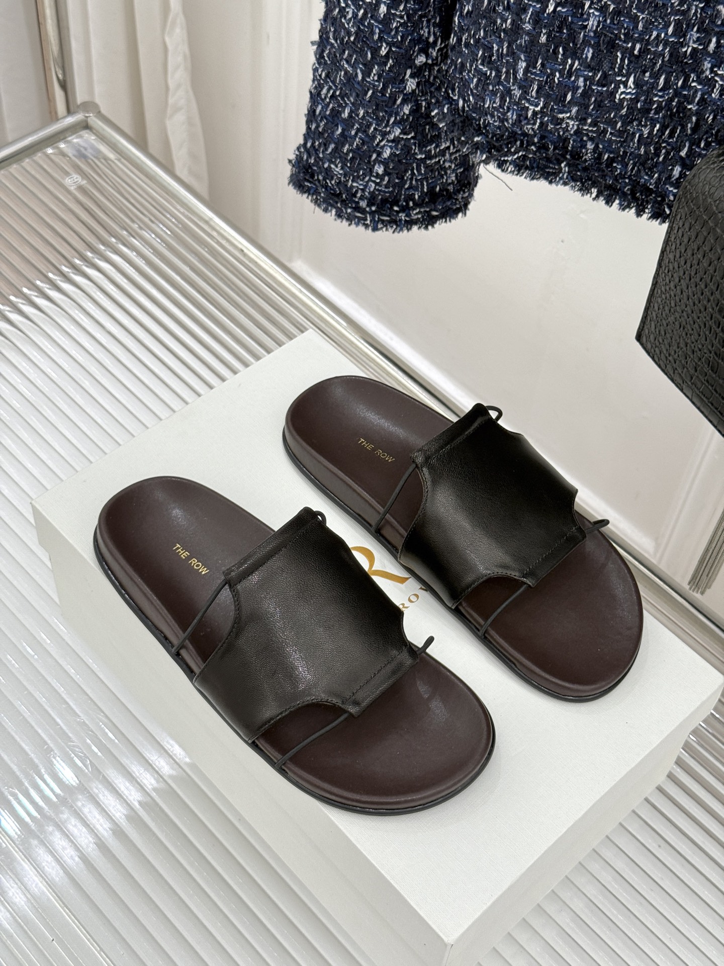 TheRow Vivienne 26WF新品复古休闲懒人拖鞋以极简轮廓定义高阶松弛感。意大利匠心打造 无