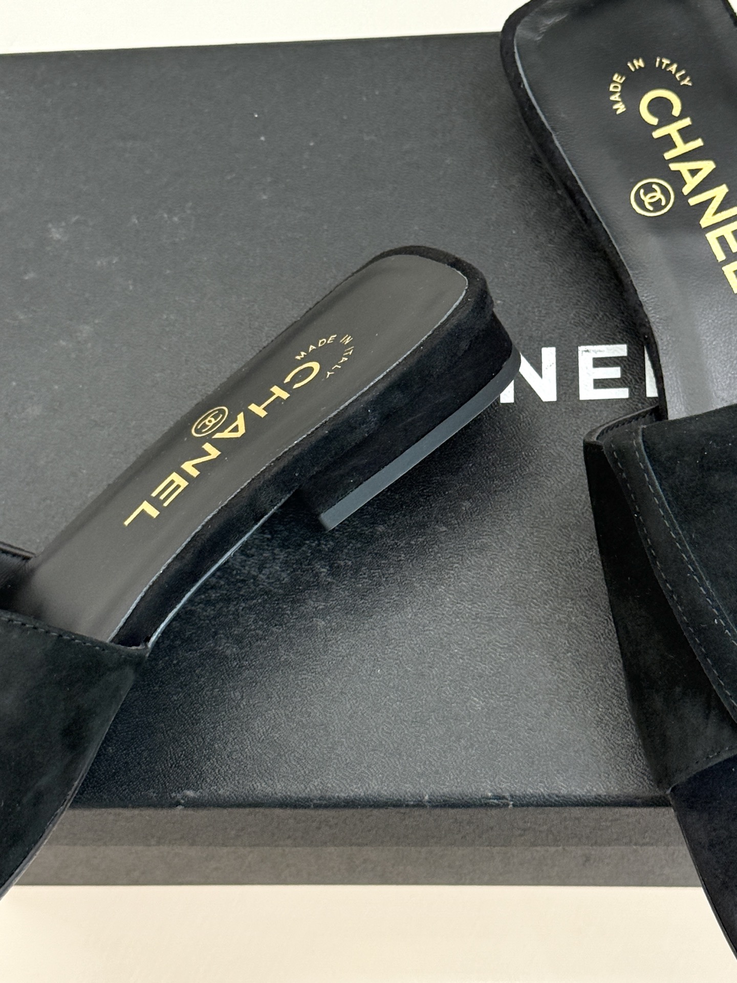 CHANE*｜小香26S新品双C书包扣大方头拖鞋以复古方头重塑夏日步调将经典符号化作足下锋芒。利落大方头