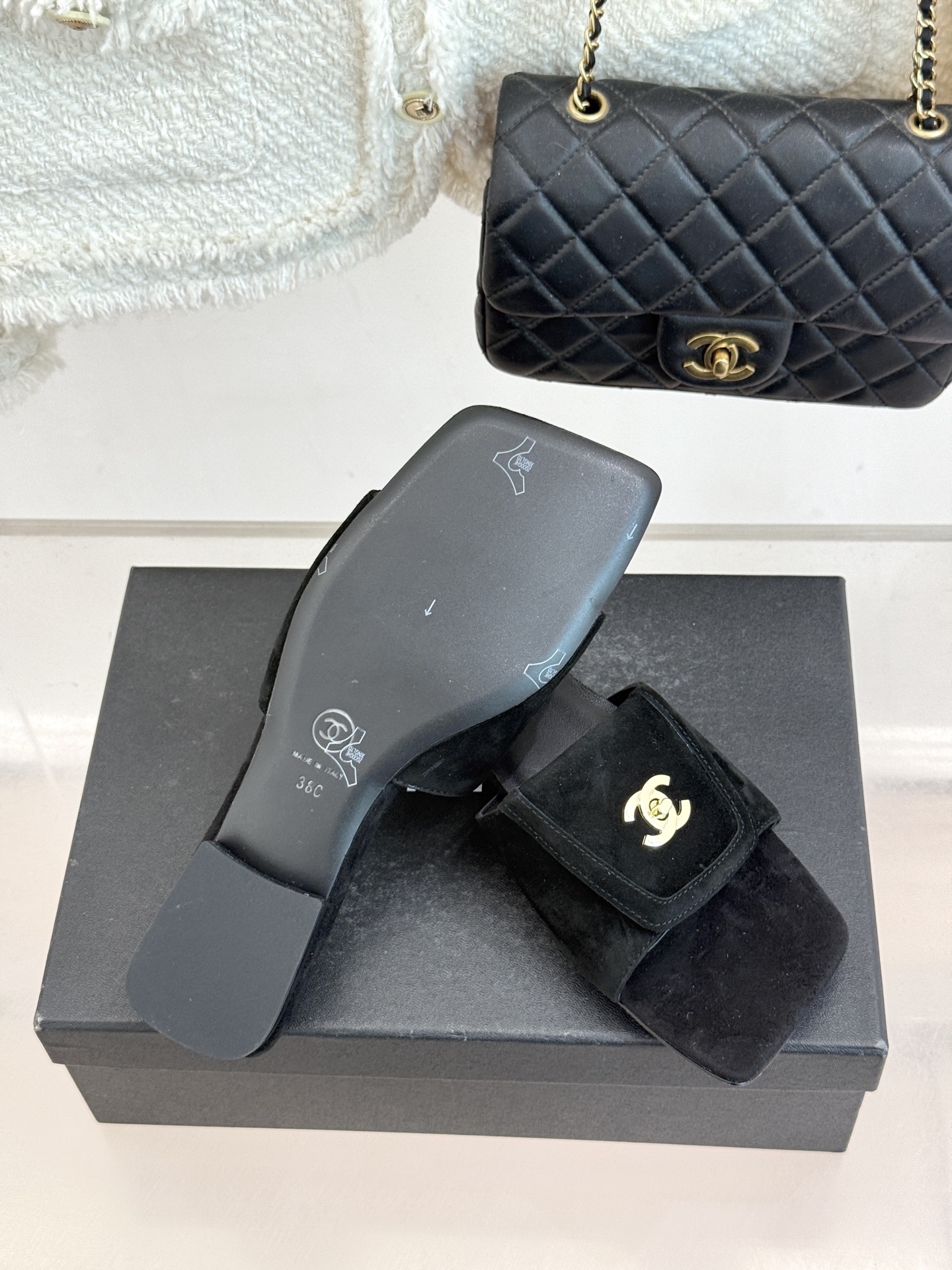 CHANE*｜小香26S新品双C书包扣大方头拖鞋以复古方头重塑夏日步调将经典符号化作足下锋芒。利落大方头