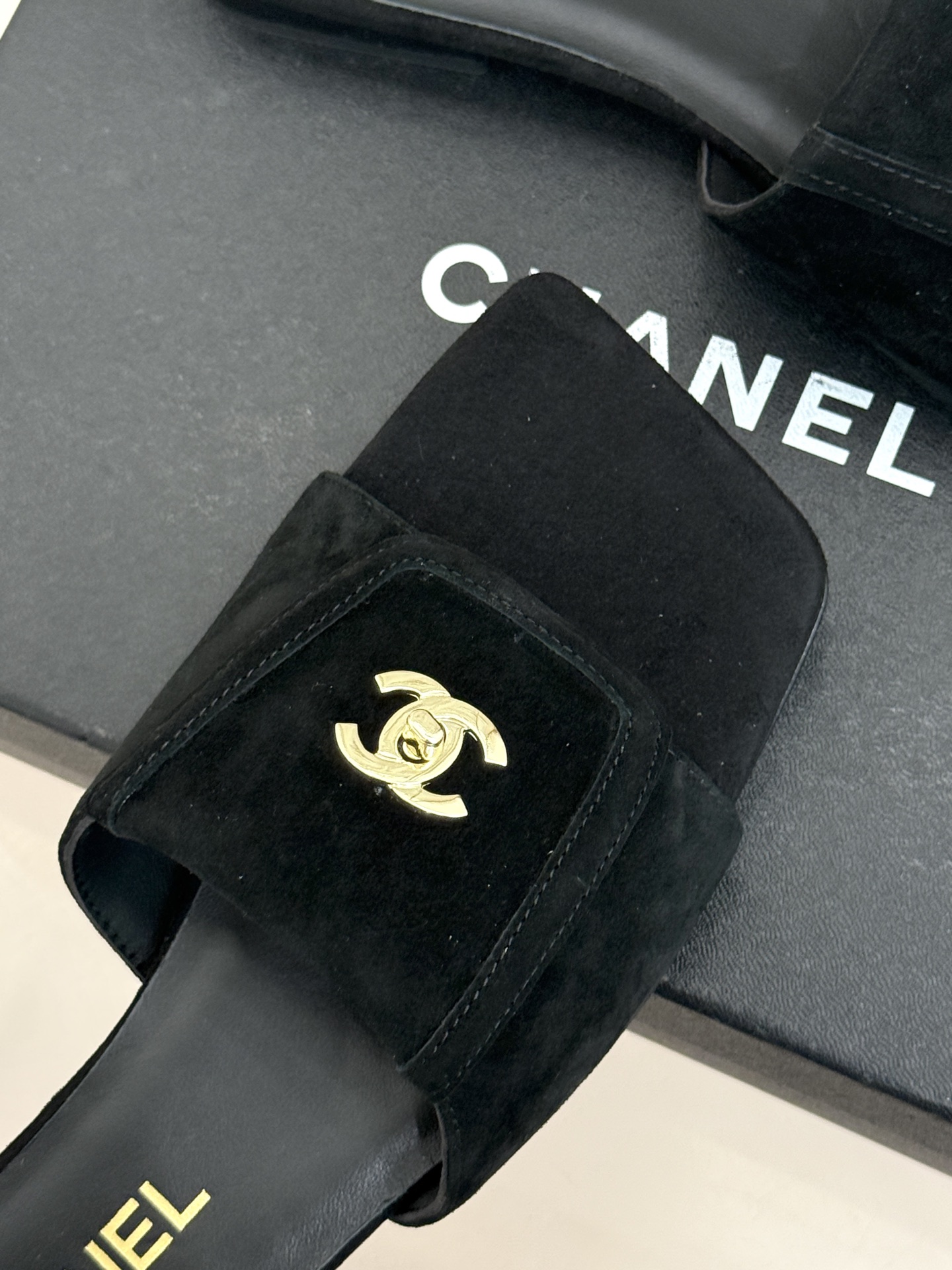 CHANE*｜小香26S新品双C书包扣大方头拖鞋以复古方头重塑夏日步调将经典符号化作足下锋芒。利落大方头