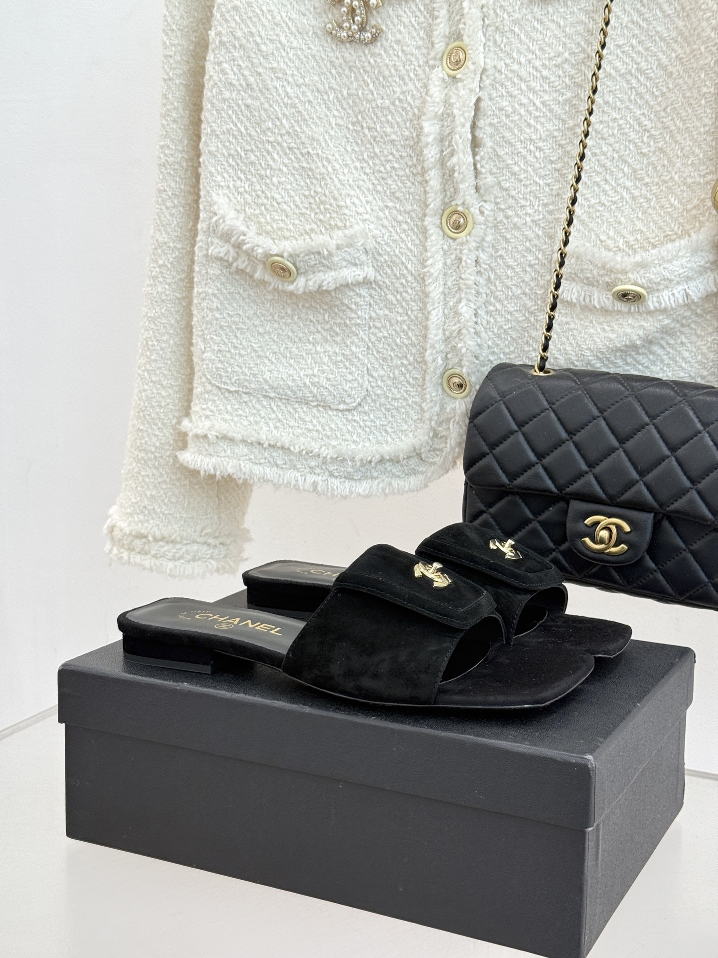 CHANE*｜小香26S新品双C书包扣大方头拖鞋以复古方头重塑夏日步调将经典符号化作足下锋芒。利落大方头