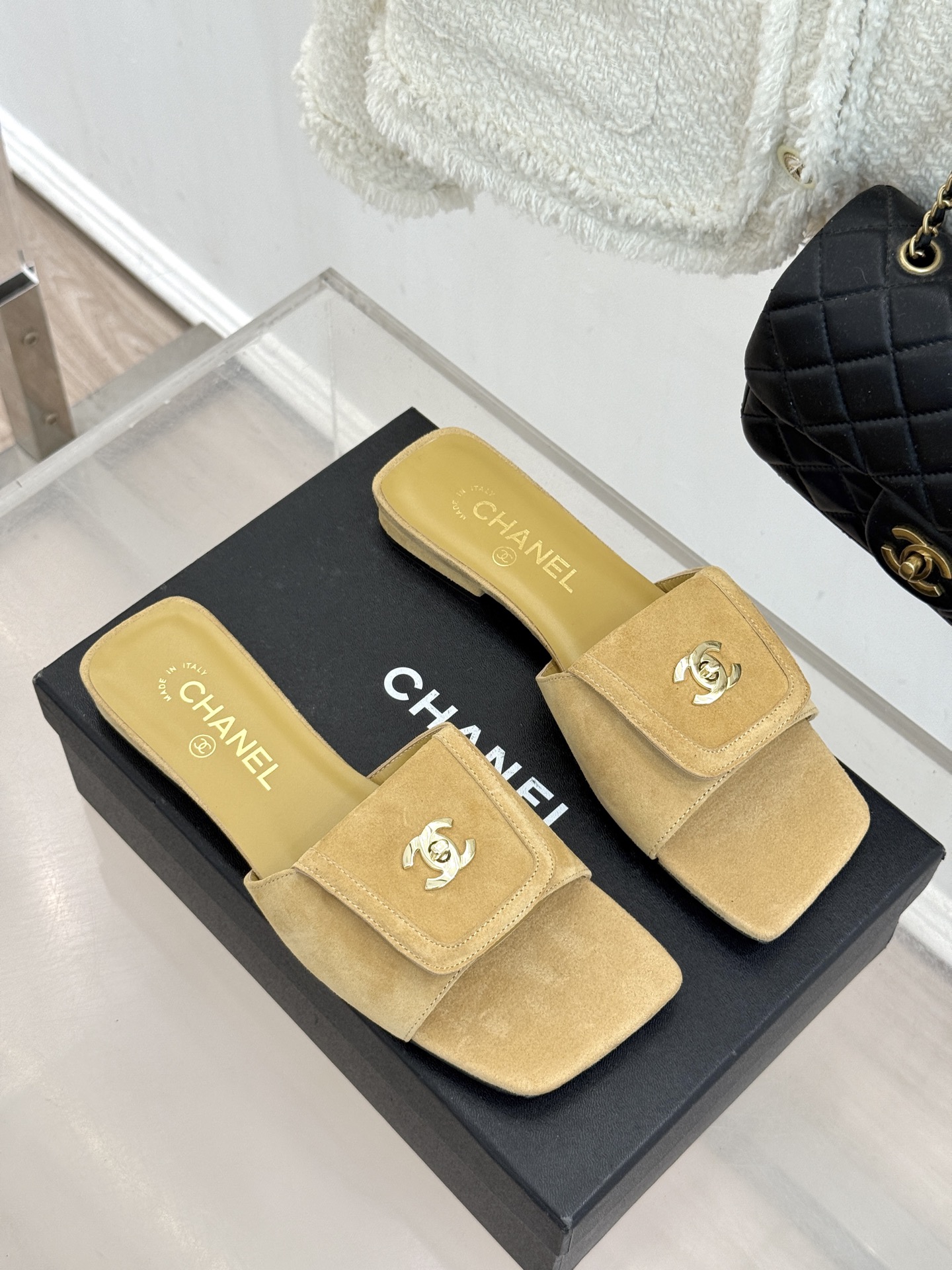 CHANE*｜小香26S新品双C书包扣大方头拖鞋以复古方头重塑夏日步调将经典符号化作足下锋芒。利落大方头