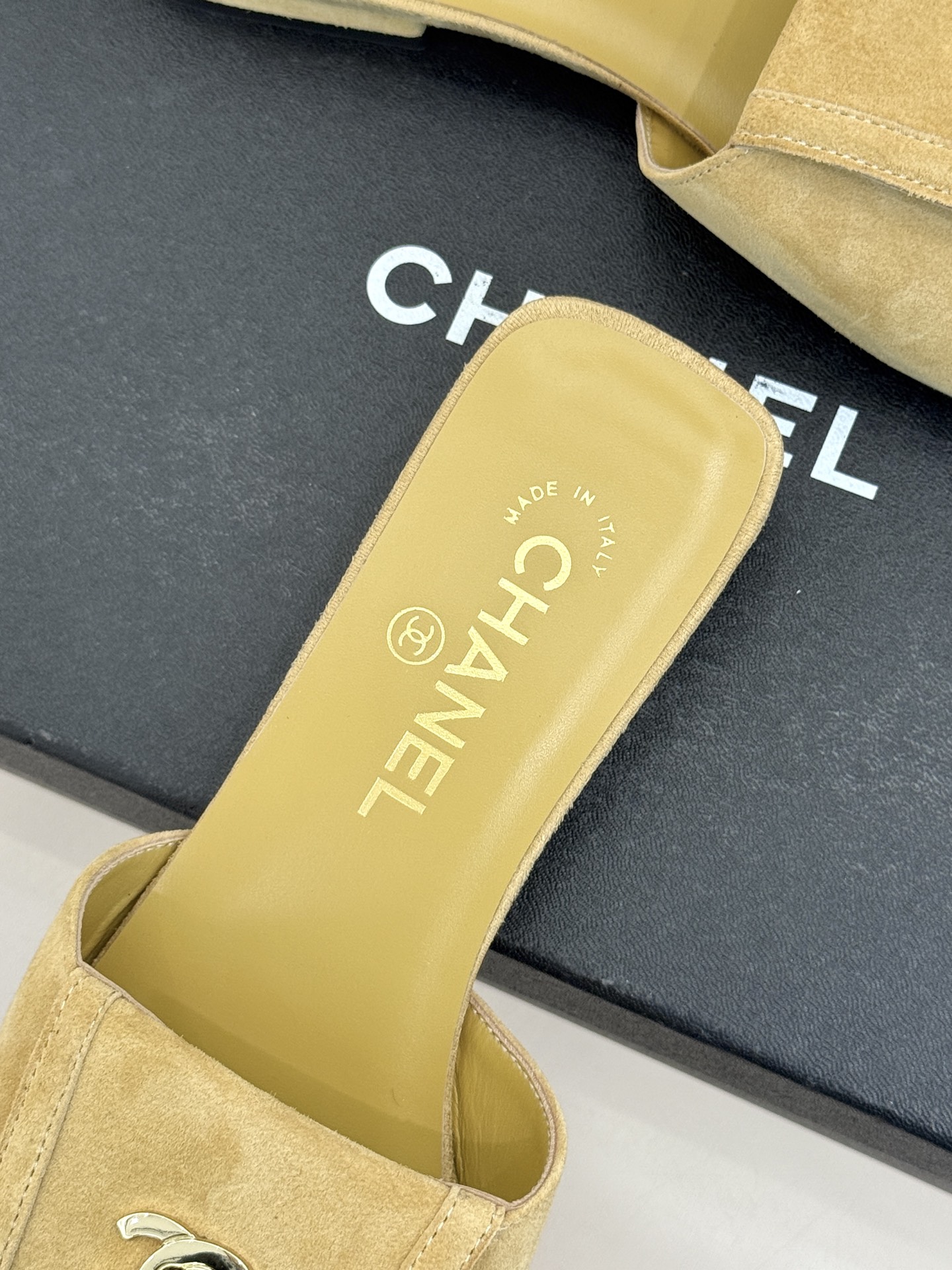 CHANE*｜小香26S新品双C书包扣大方头拖鞋以复古方头重塑夏日步调将经典符号化作足下锋芒。利落大方头