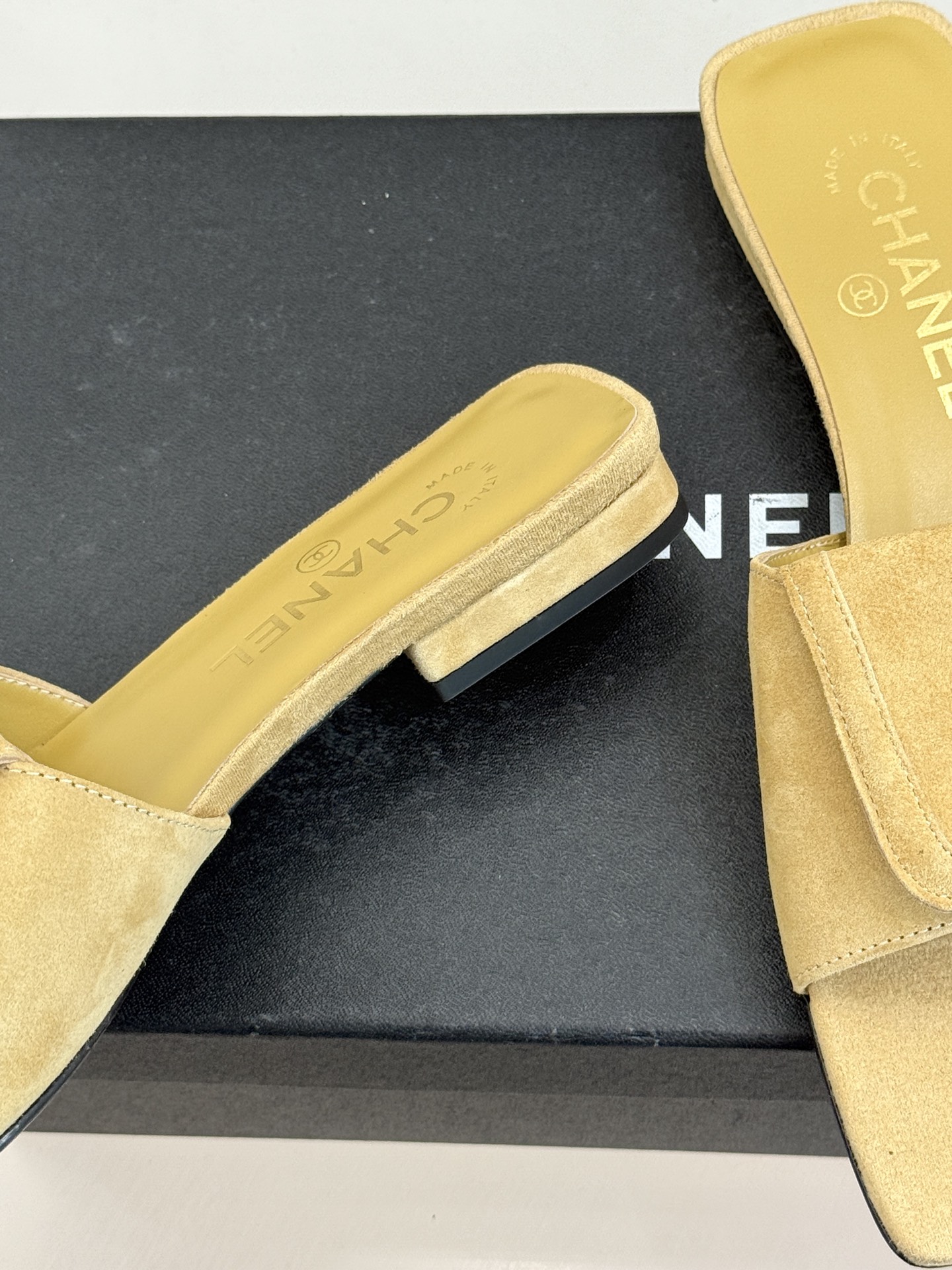 CHANE*｜小香26S新品双C书包扣大方头拖鞋以复古方头重塑夏日步调将经典符号化作足下锋芒。利落大方头
