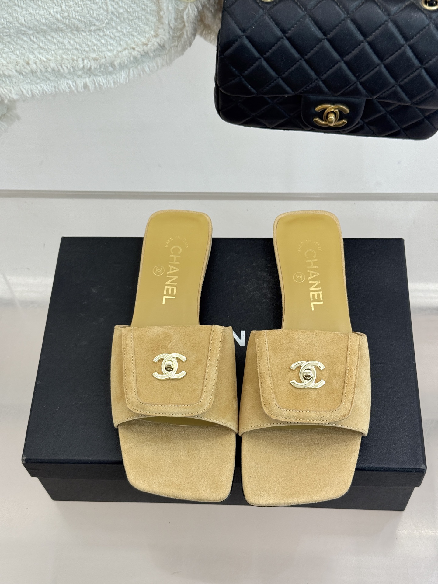 CHANE*｜小香26S新品双C书包扣大方头拖鞋以复古方头重塑夏日步调将经典符号化作足下锋芒。利落大方头