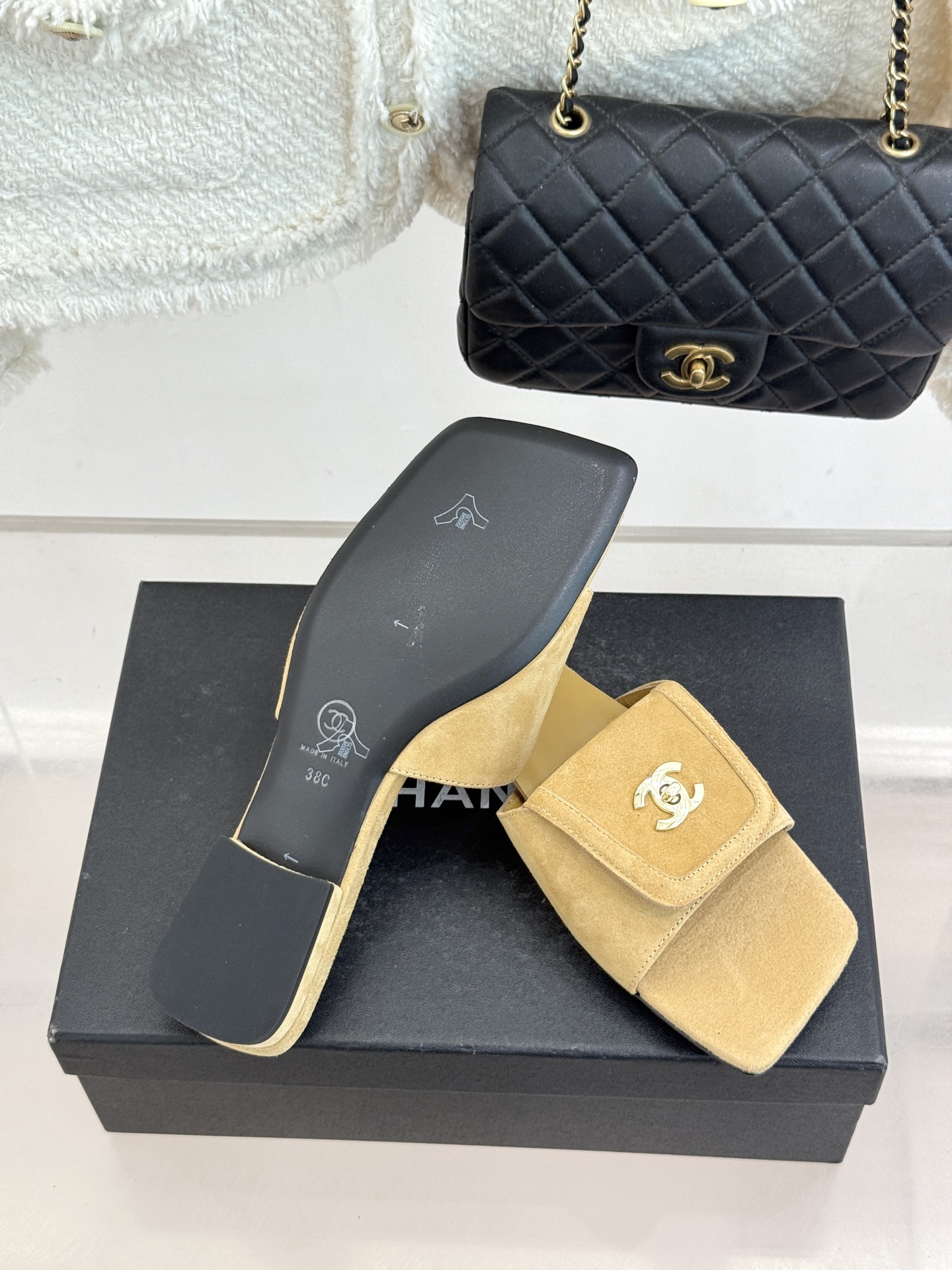 CHANE*｜小香26S新品双C书包扣大方头拖鞋以复古方头重塑夏日步调将经典符号化作足下锋芒。利落大方头