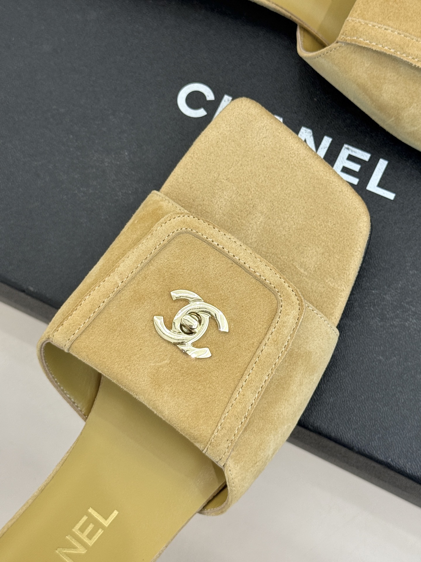 CHANE*｜小香26S新品双C书包扣大方头拖鞋以复古方头重塑夏日步调将经典符号化作足下锋芒。利落大方头